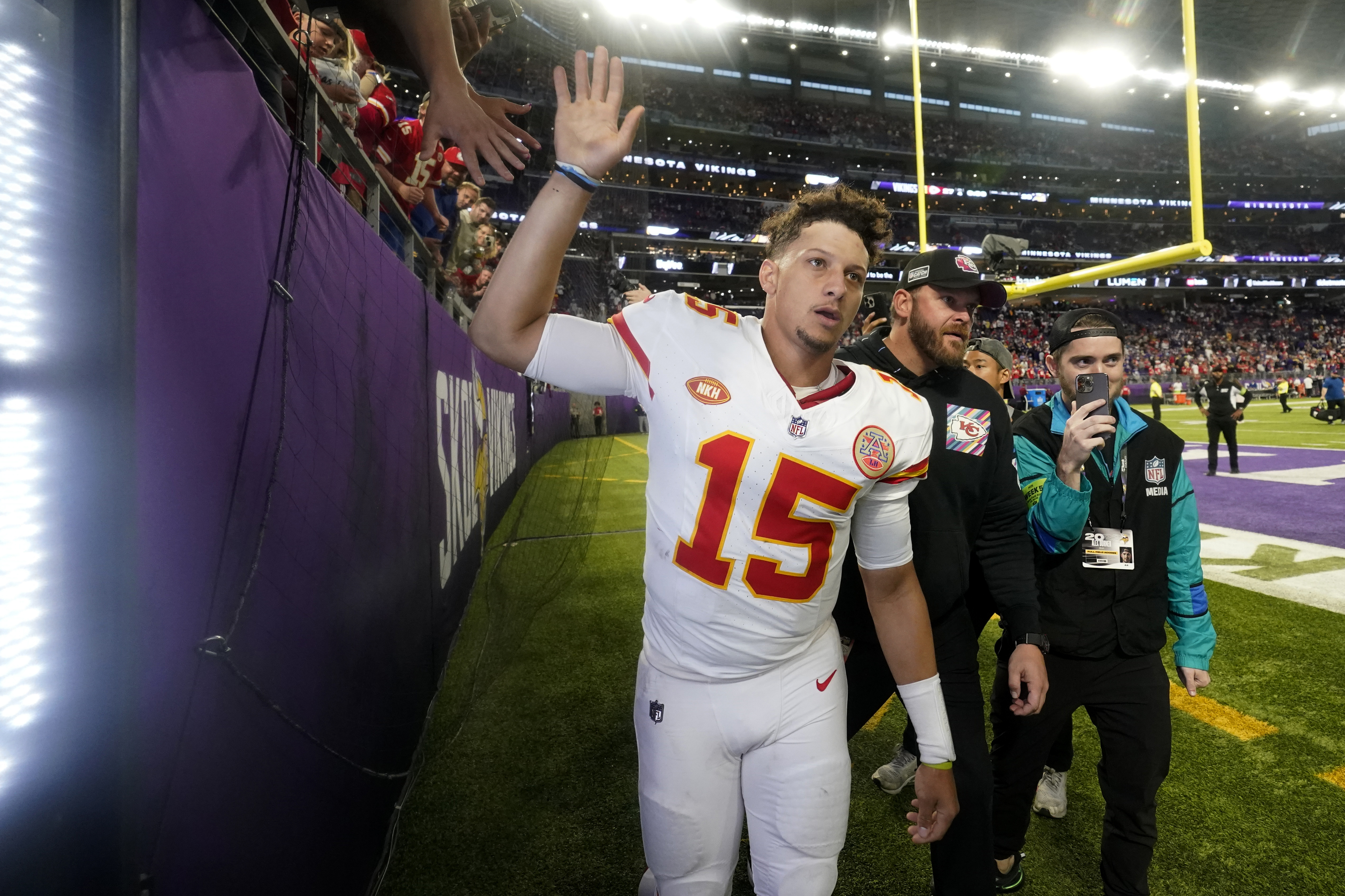 Spurs send Redskins QB Kirk Cousins jersey after shout out