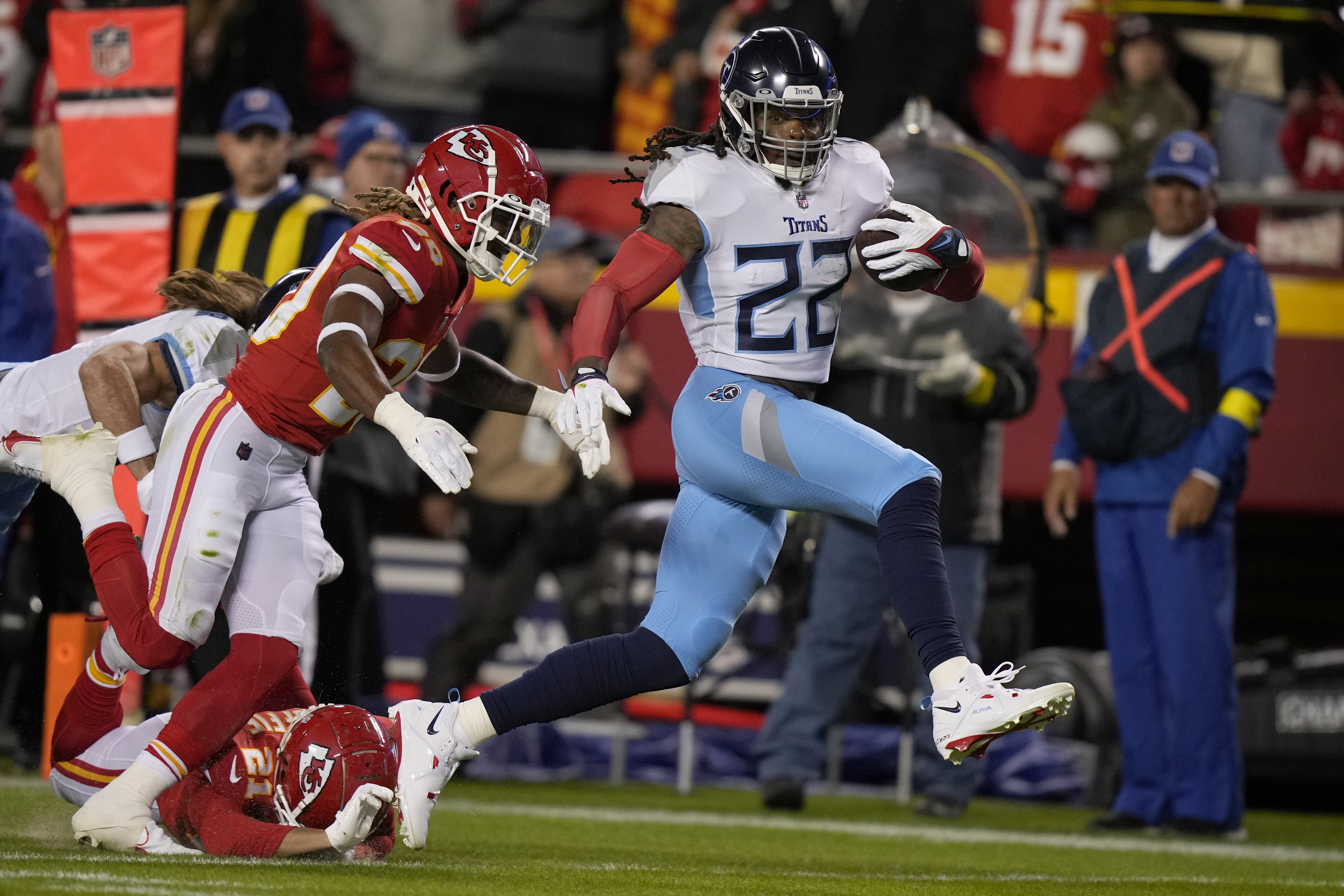 Marcus Mariota, With a Play for the Ages, Leads the Titans Past