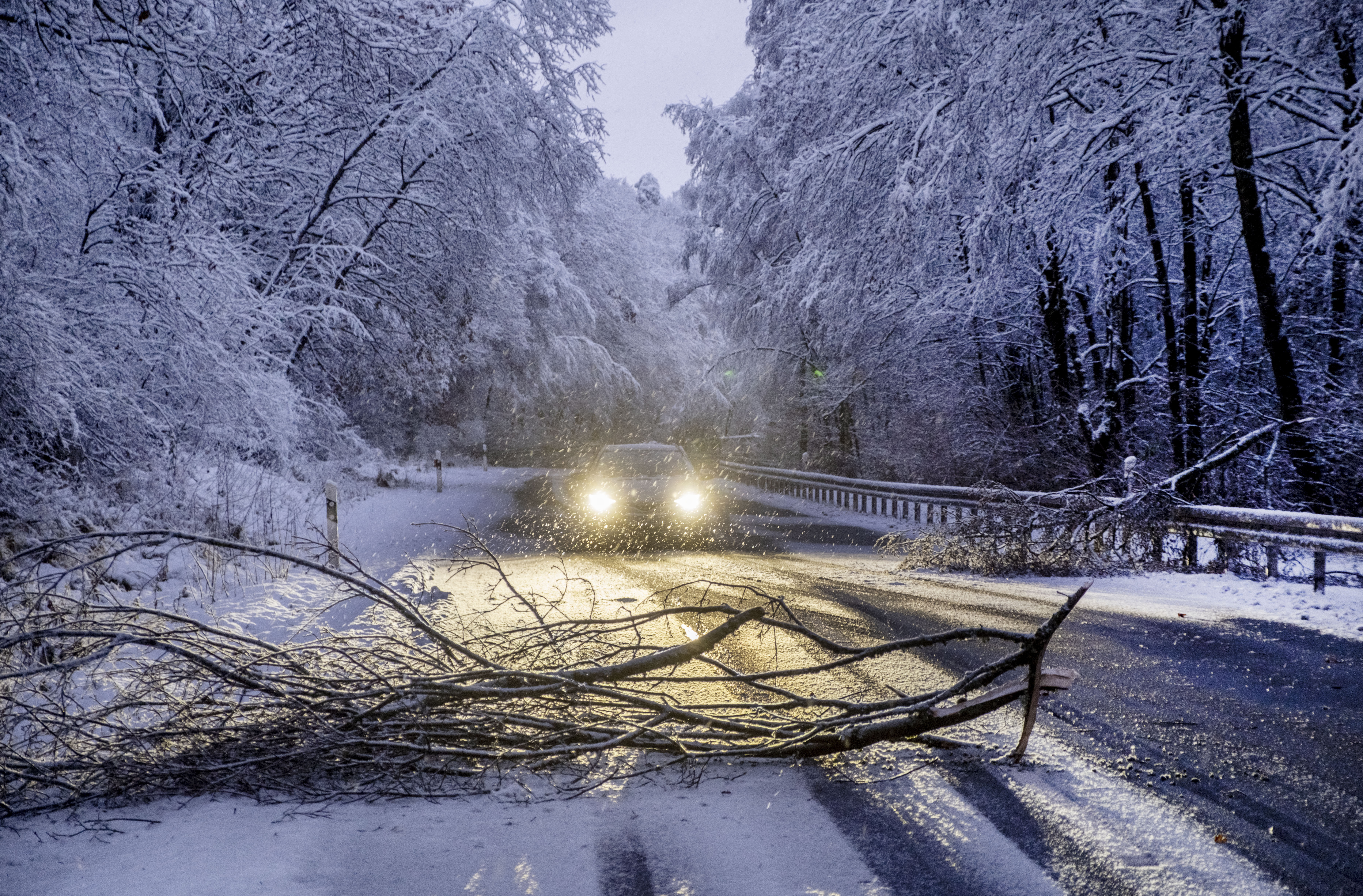 El invierno llega al norte de Europa, hiela carreteras en Alemania y bate  récords en Escandinavia