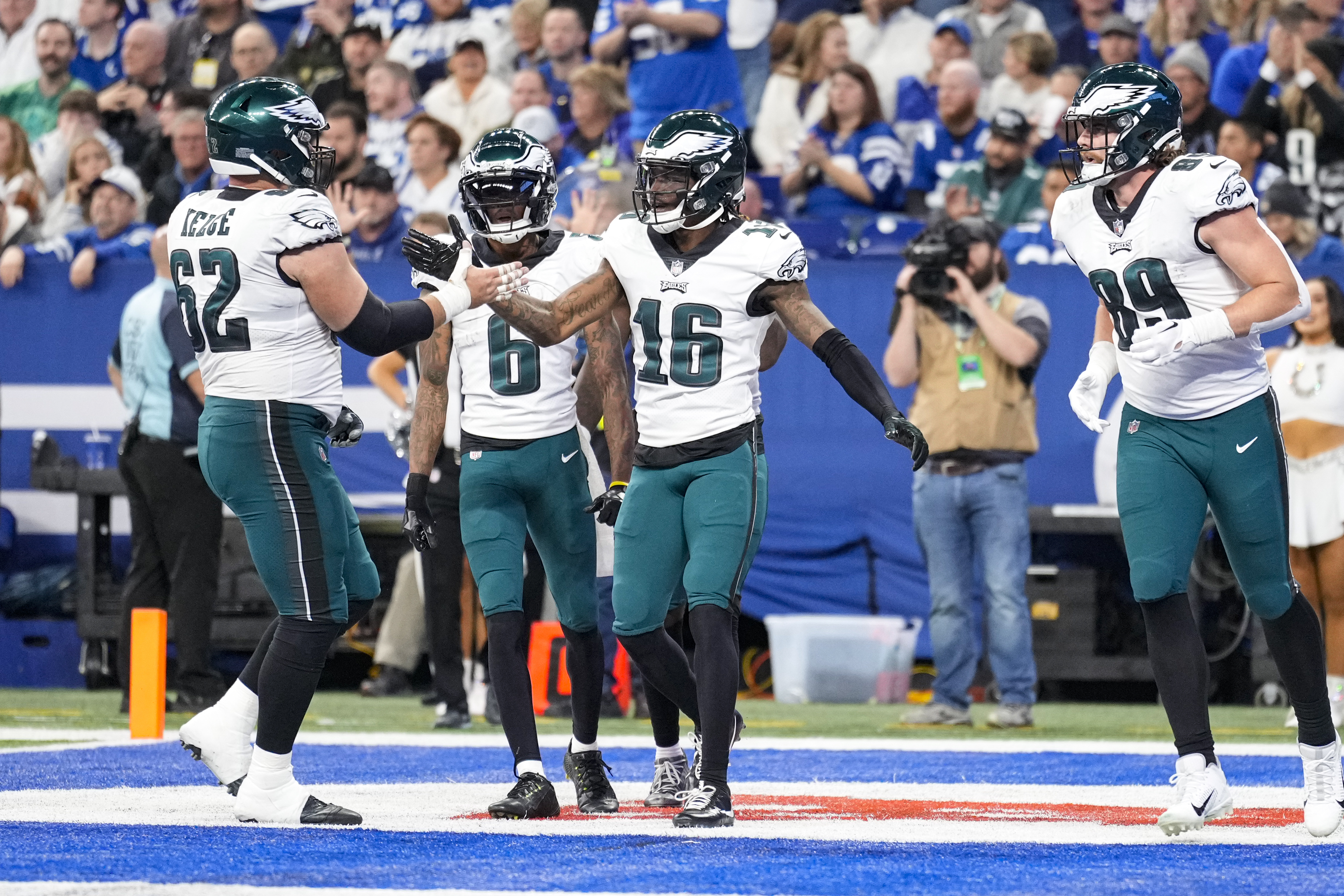 Jalen Hurts' late TD run gives Eagles win over Colts