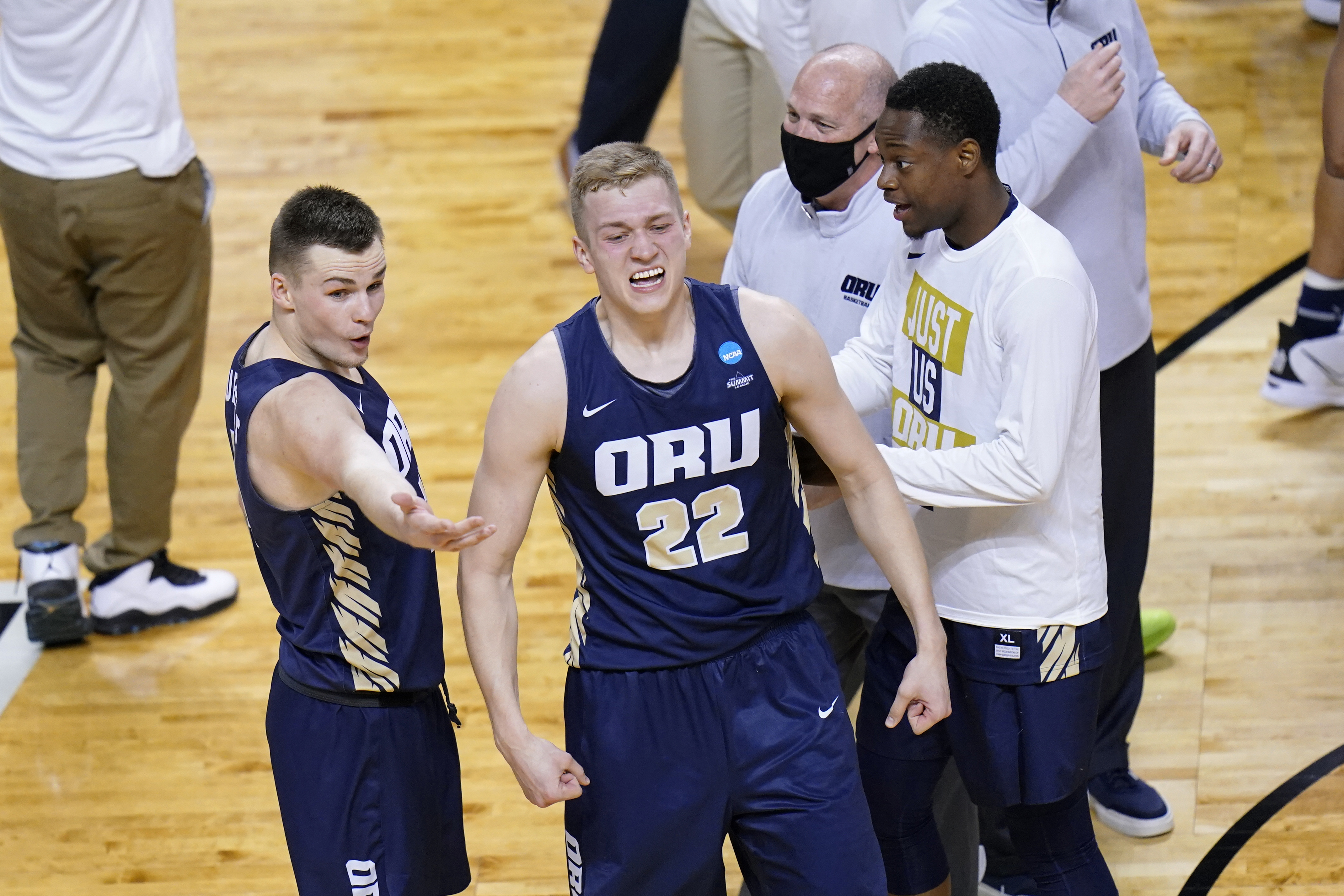 Oral Roberts stuns Florida, continues magical run into Sweet 16