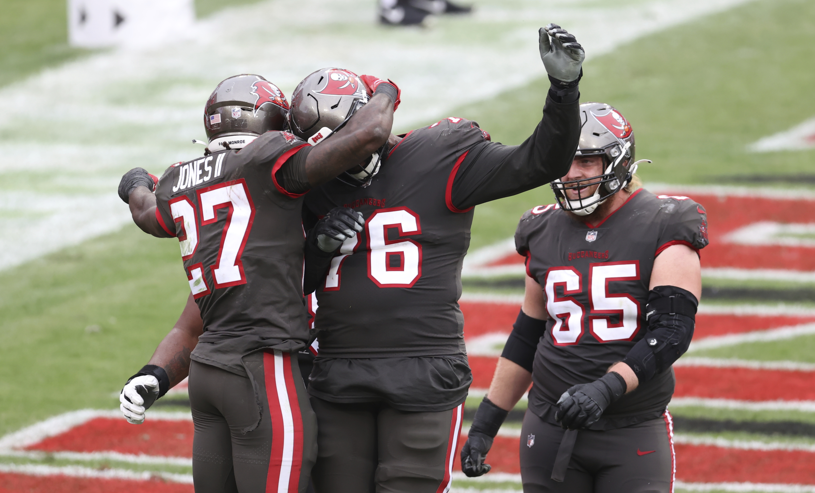 Brady throws for 4 TDs, Bucs pull away from Falcons 44-27