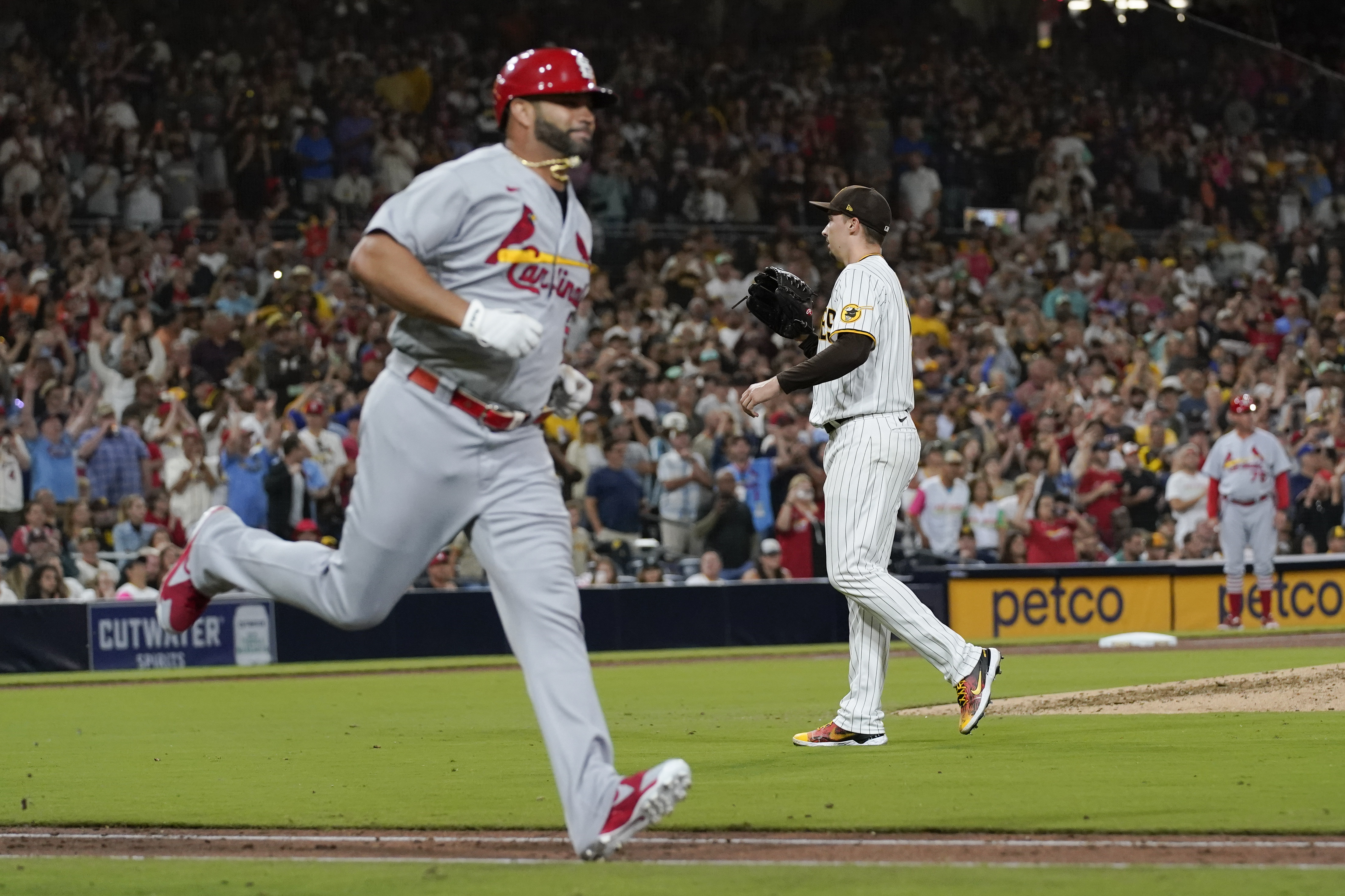 Pujols makes incredible gesture, gives young fan jersey off his