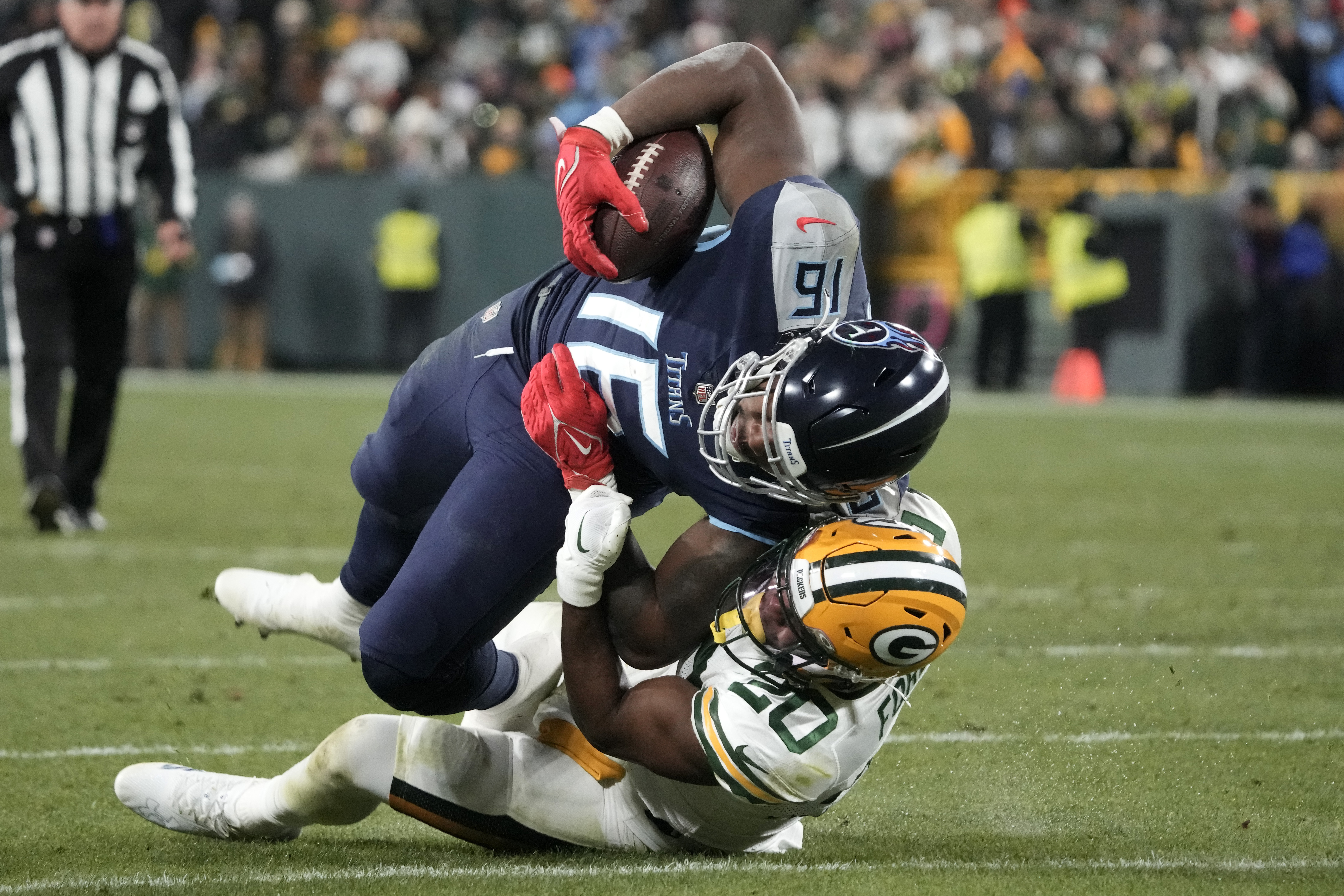 Packers host Titans, Tannehill leads Tennessee to 27-17 victory