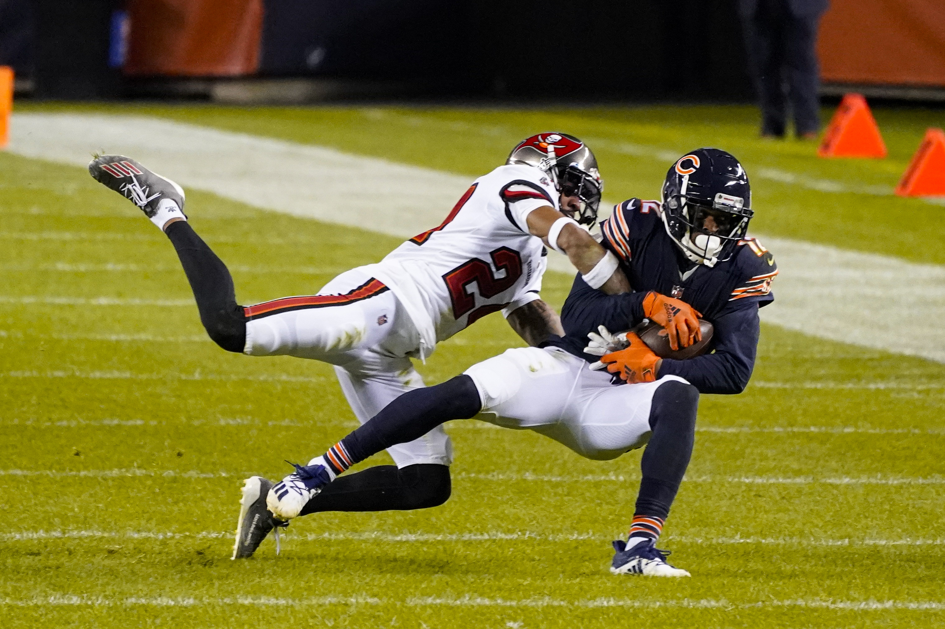 Beat-up Bucs fall to Bears, 20-19 on late field goal