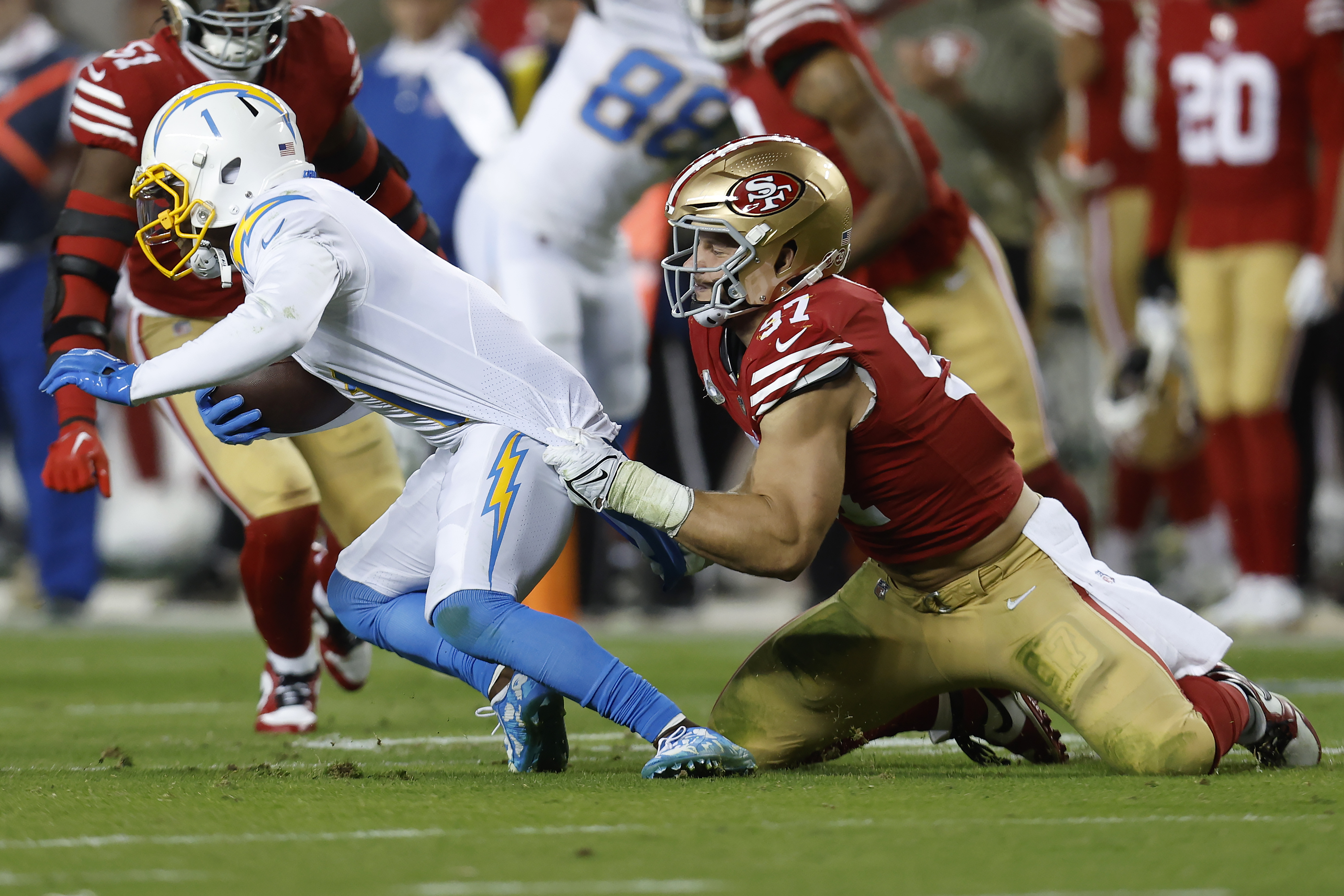 McCaffrey's TD, stout D lead 49ers past Chargers 22-16 – KGET 17