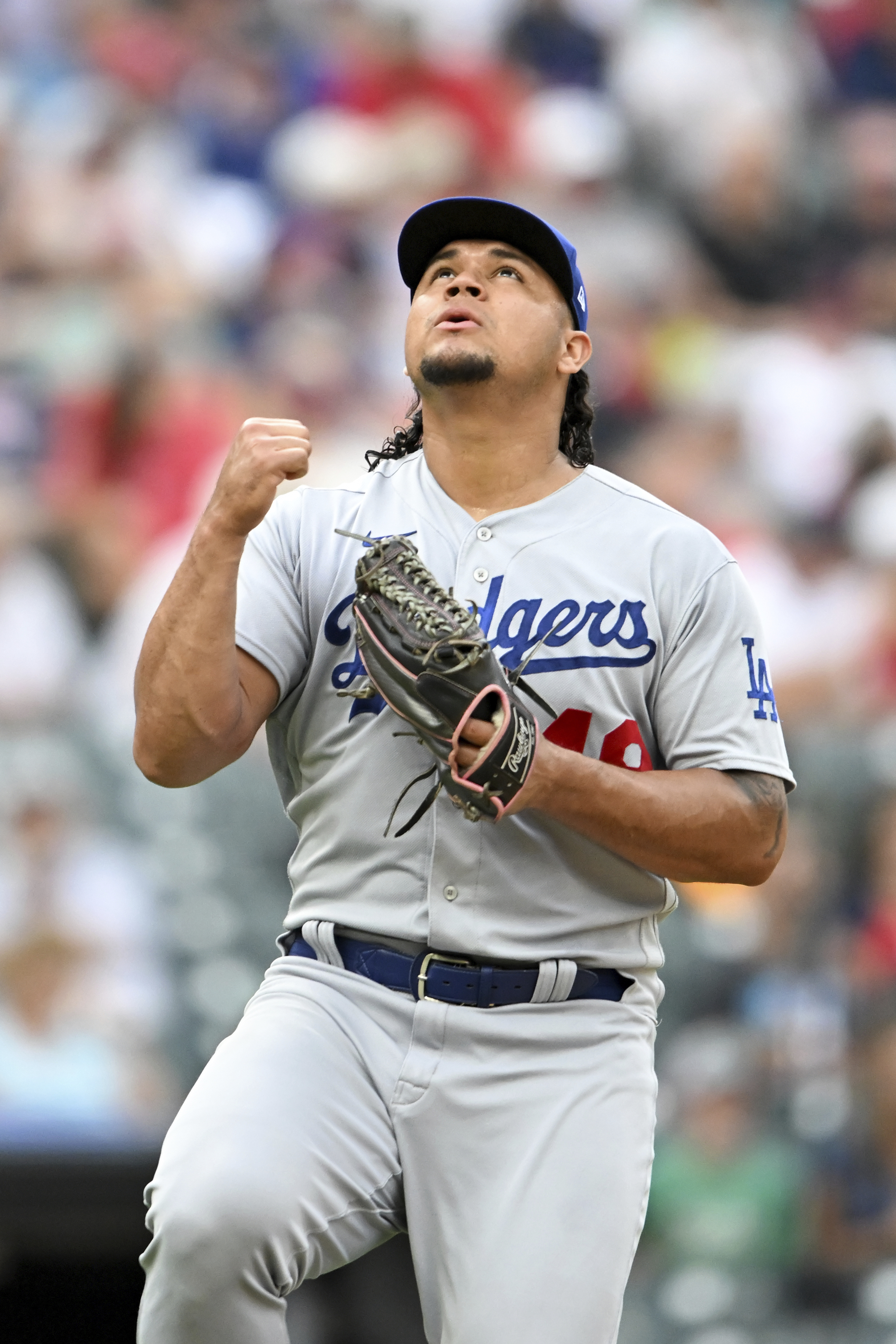 Dodgers' pitchers connected by Mexican heritage