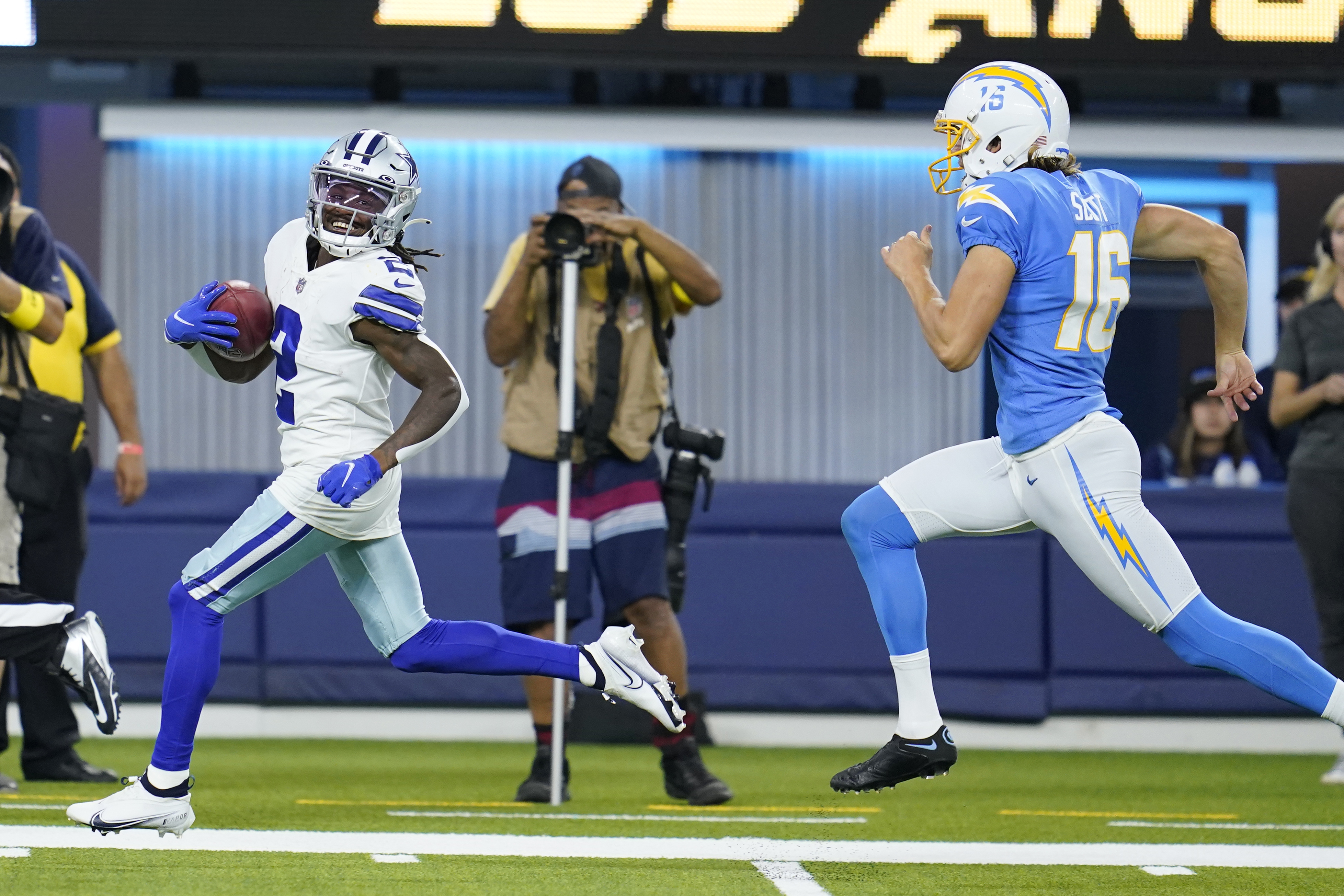 Turpin has kickoff, punt return TDs in Cowboys win over Chargers