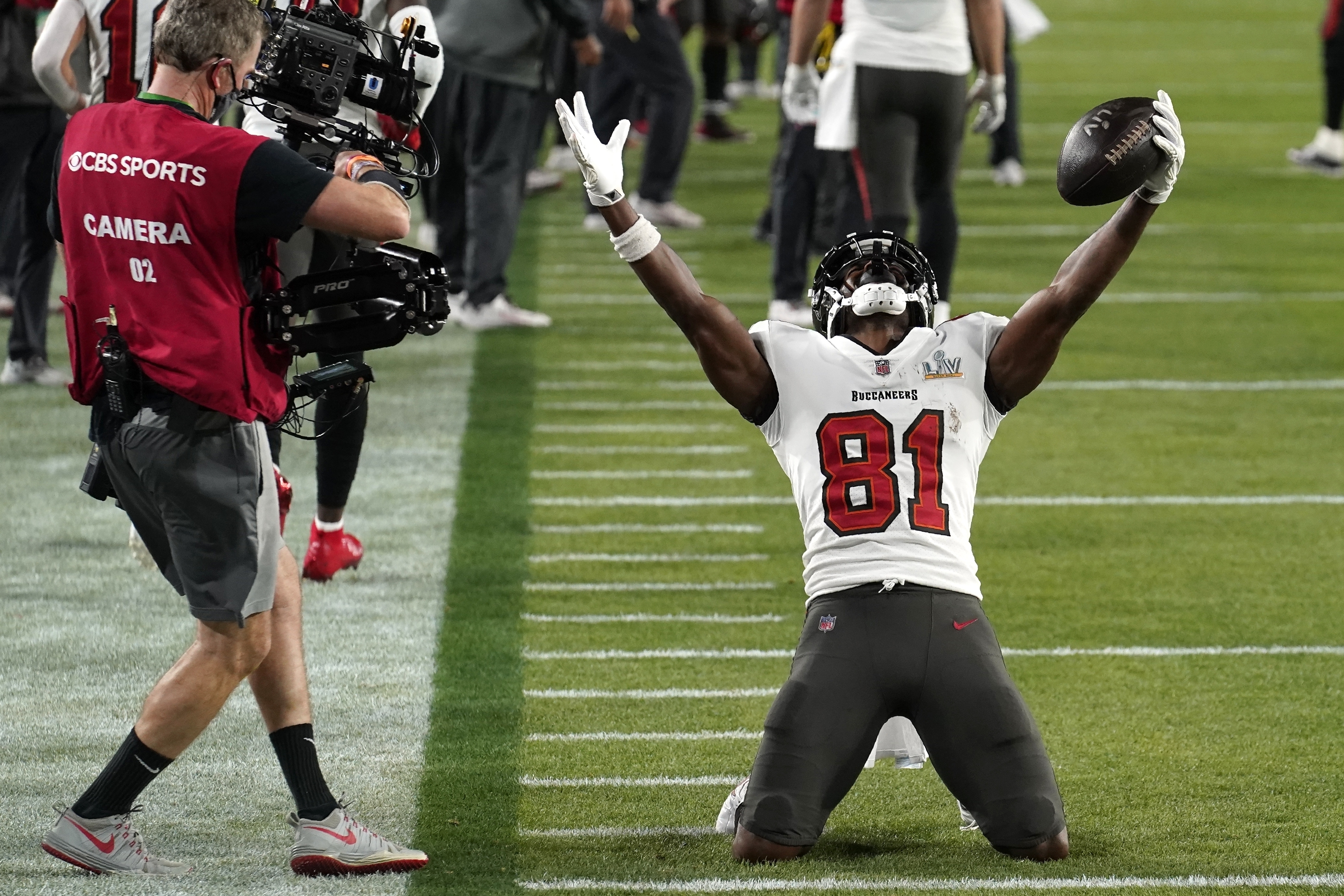 WR Antonio Brown returning to Super Bowl champ Buccaneers, AP