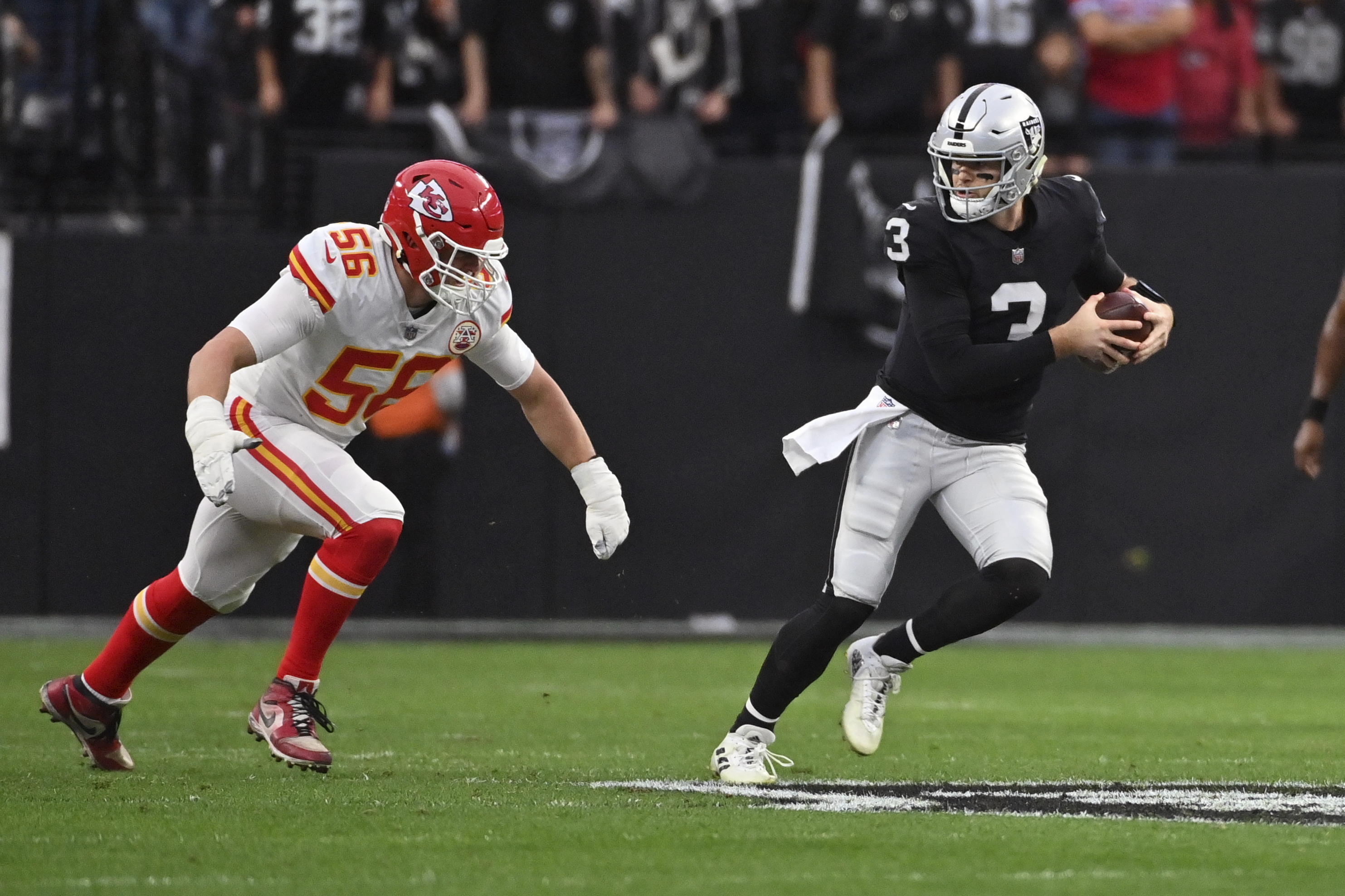 Mahomes sets record, Chiefs beat Raiders for AFC's top seed