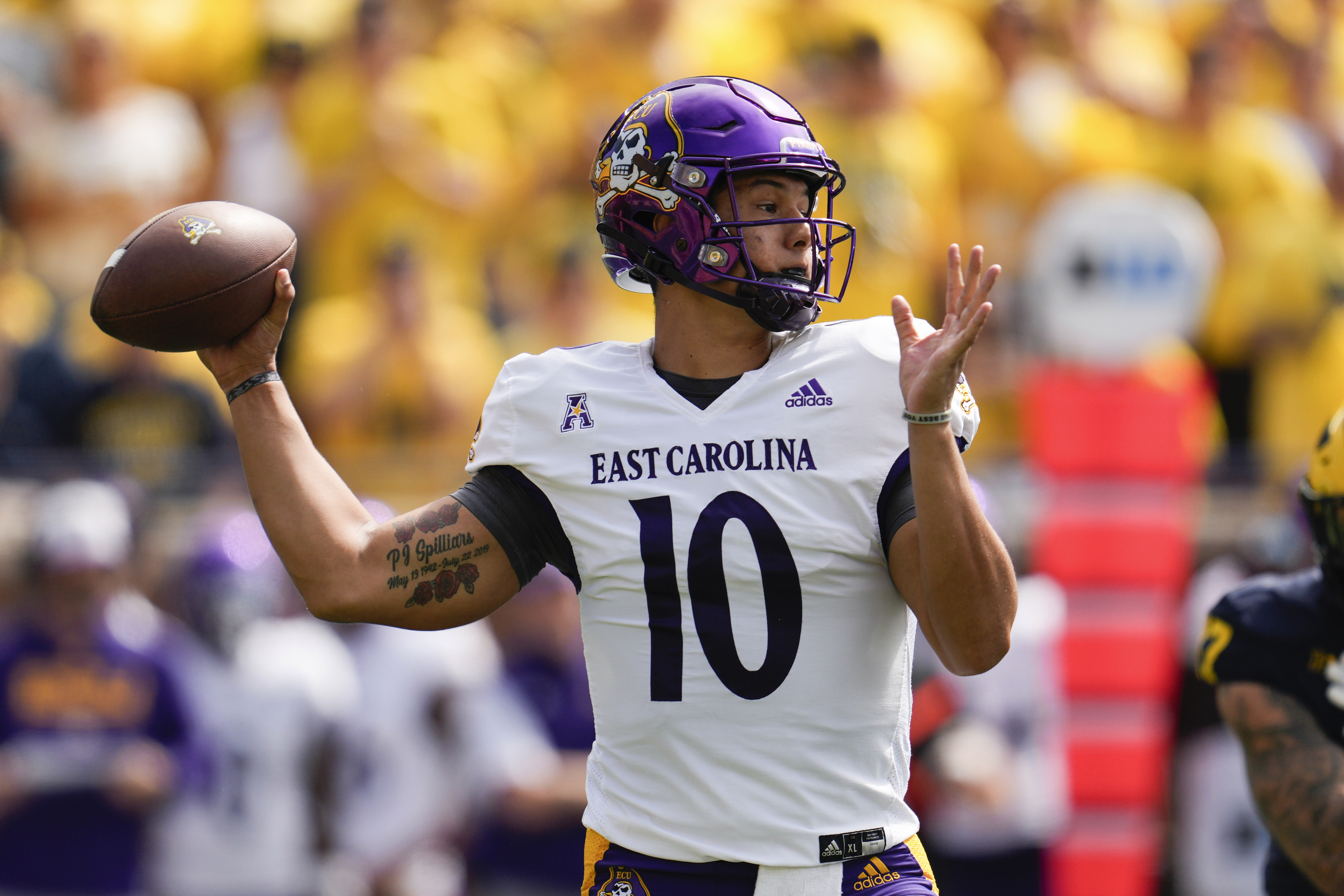  East Carolina University ECU Pirates Football Helmet T-Shirt :  Sports & Outdoors