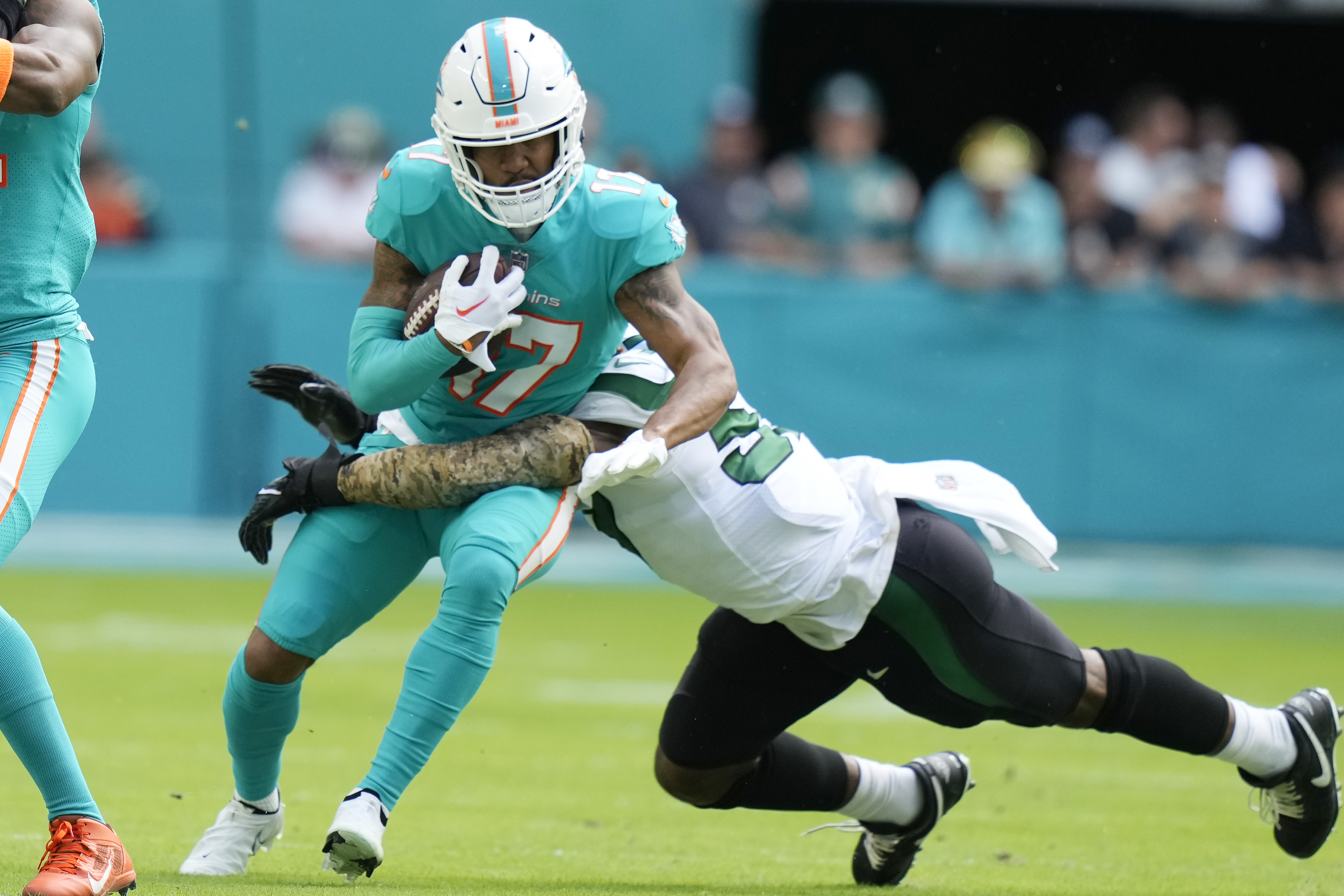 WR Jaylen Waddle de los Dolphins descartado para el partido del domingo  contra los Broncos