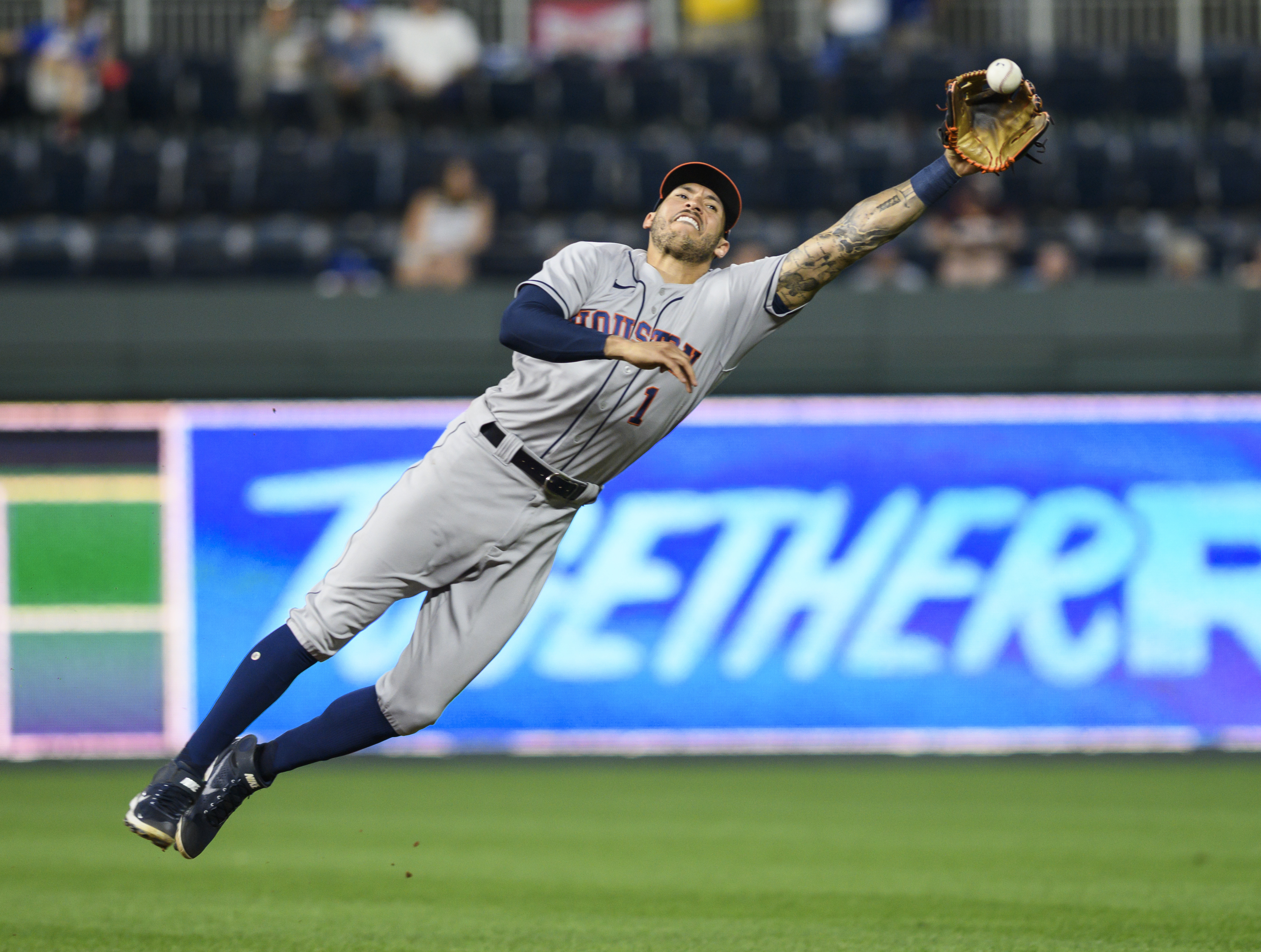 Carlos Correa Agrees to 3-year, $105.3M Deal with Twins