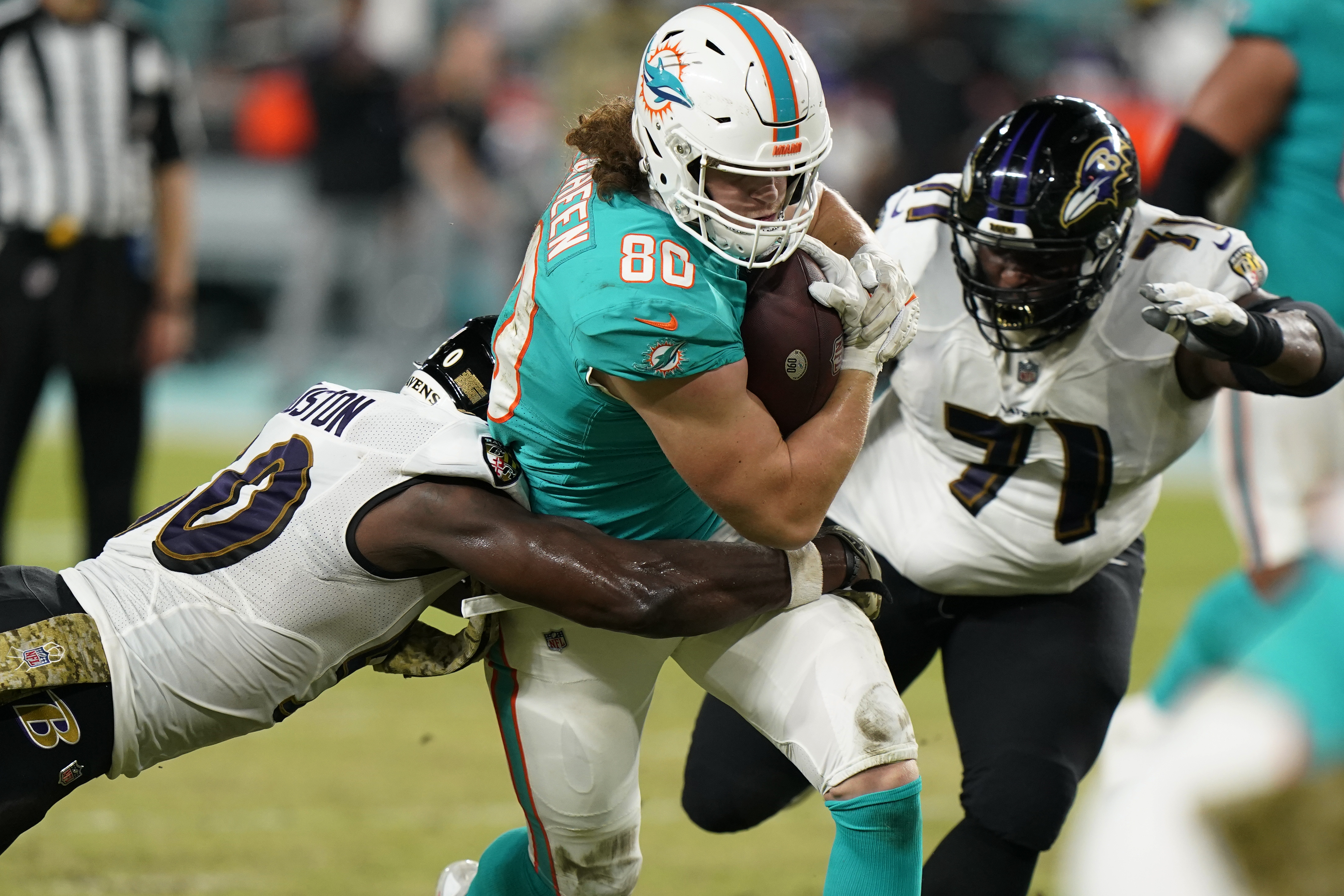 Thompson throws for 218 yards, Dolphins hold off Bucs 26-24