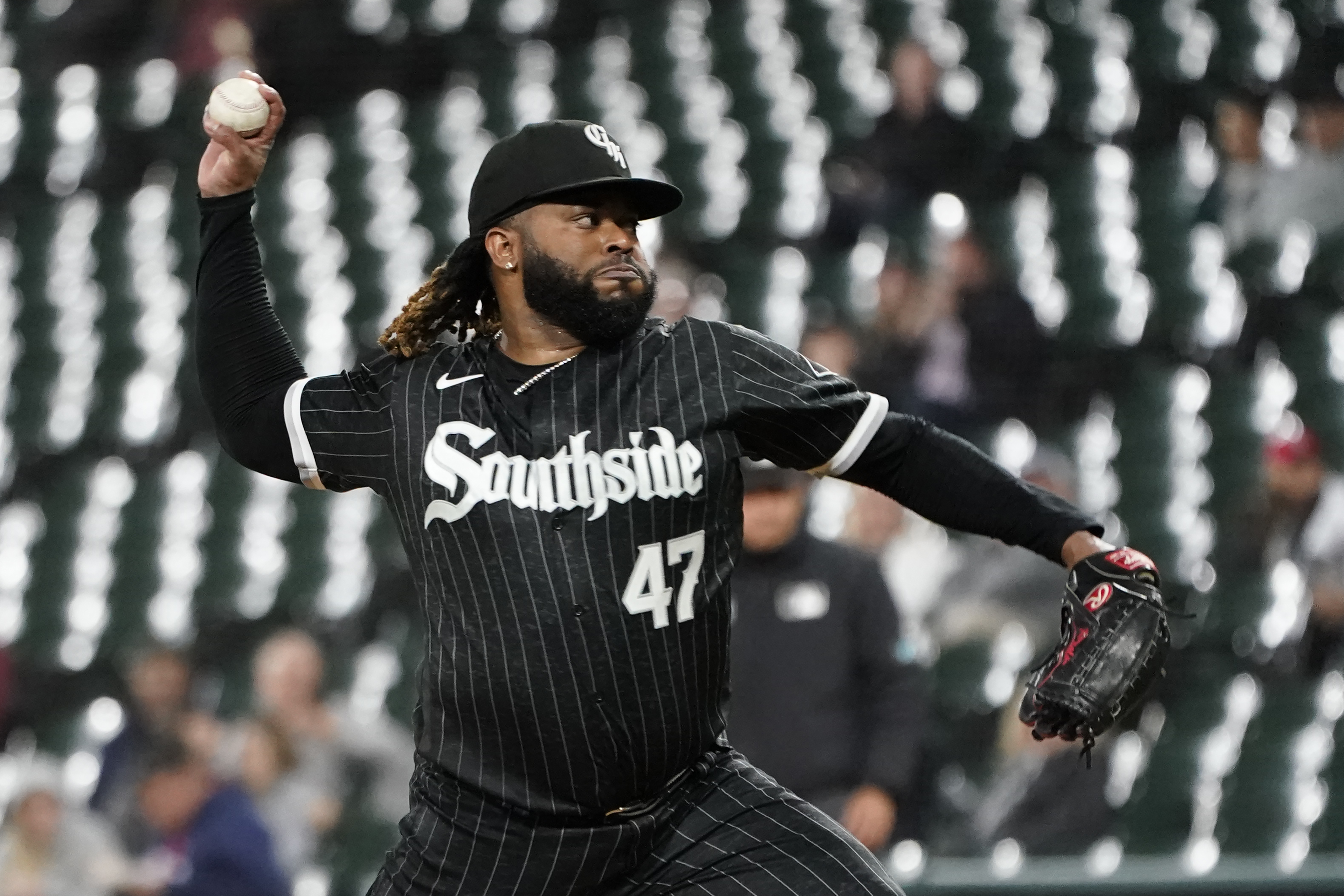 Marlins sign pitcher Johnny Cueto to a one-year contract