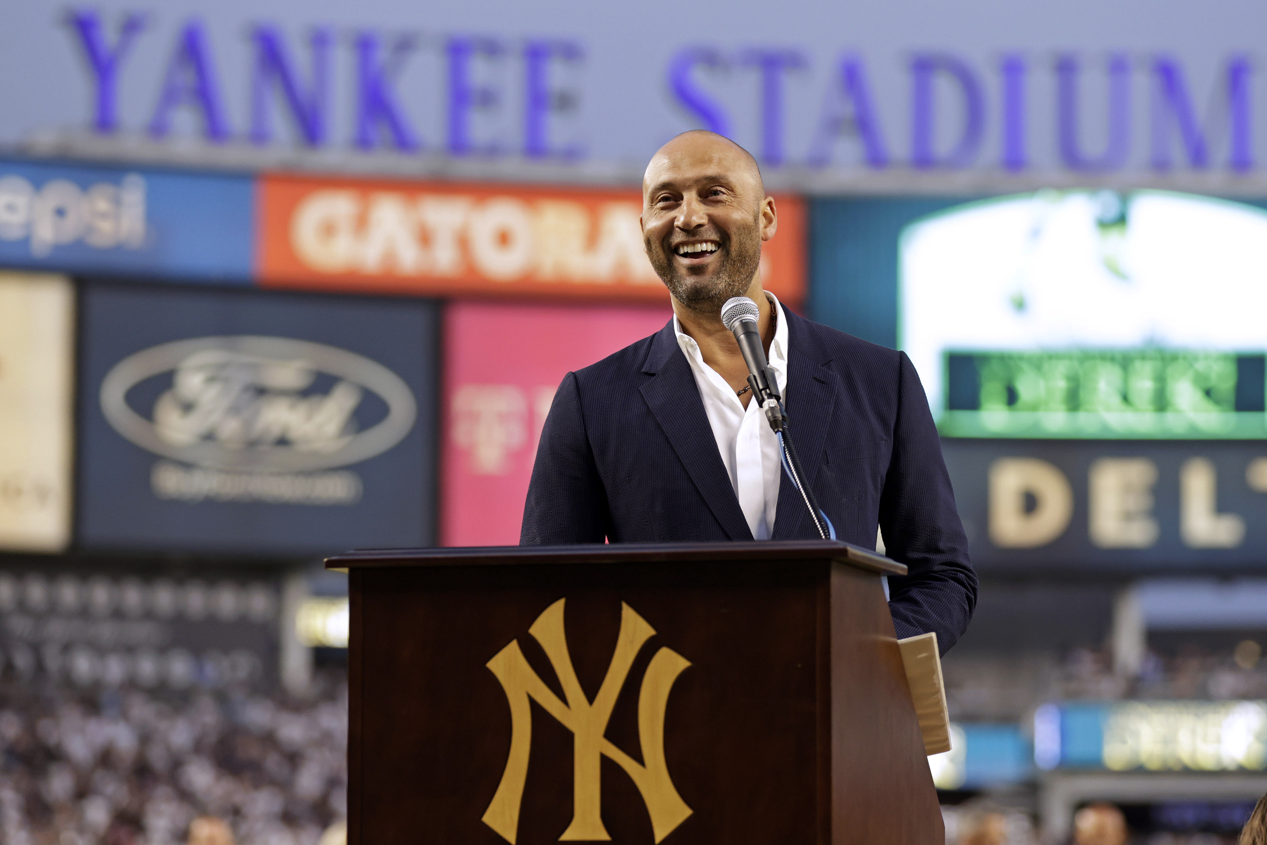 After Joe Torre Is Honored, the Yankees Gain a Win - The New York