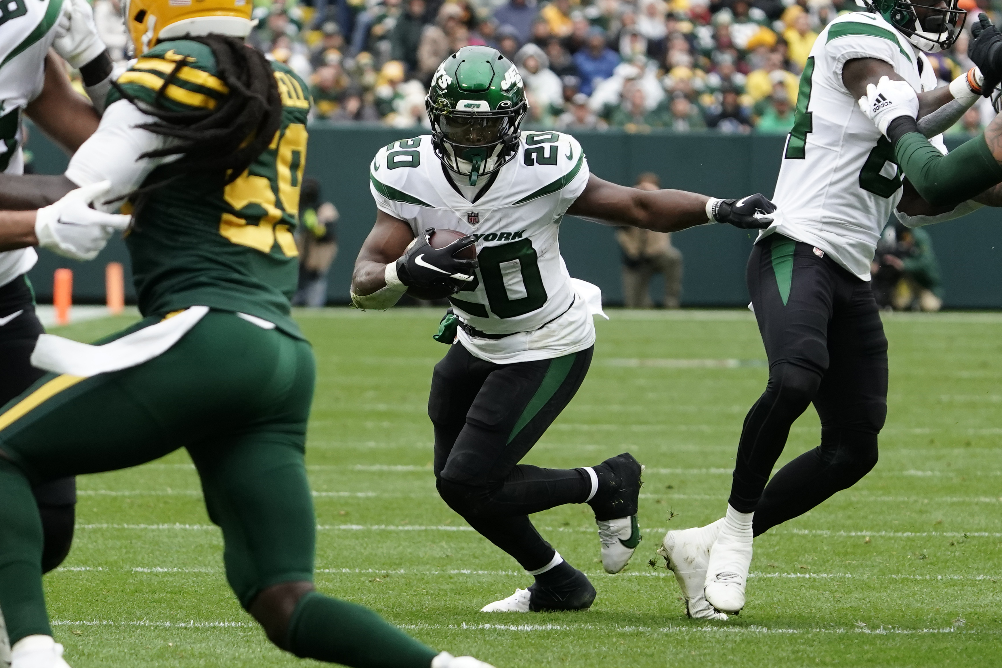 Defense, Hall lead Jets to convincing victory over Packers, 27-10