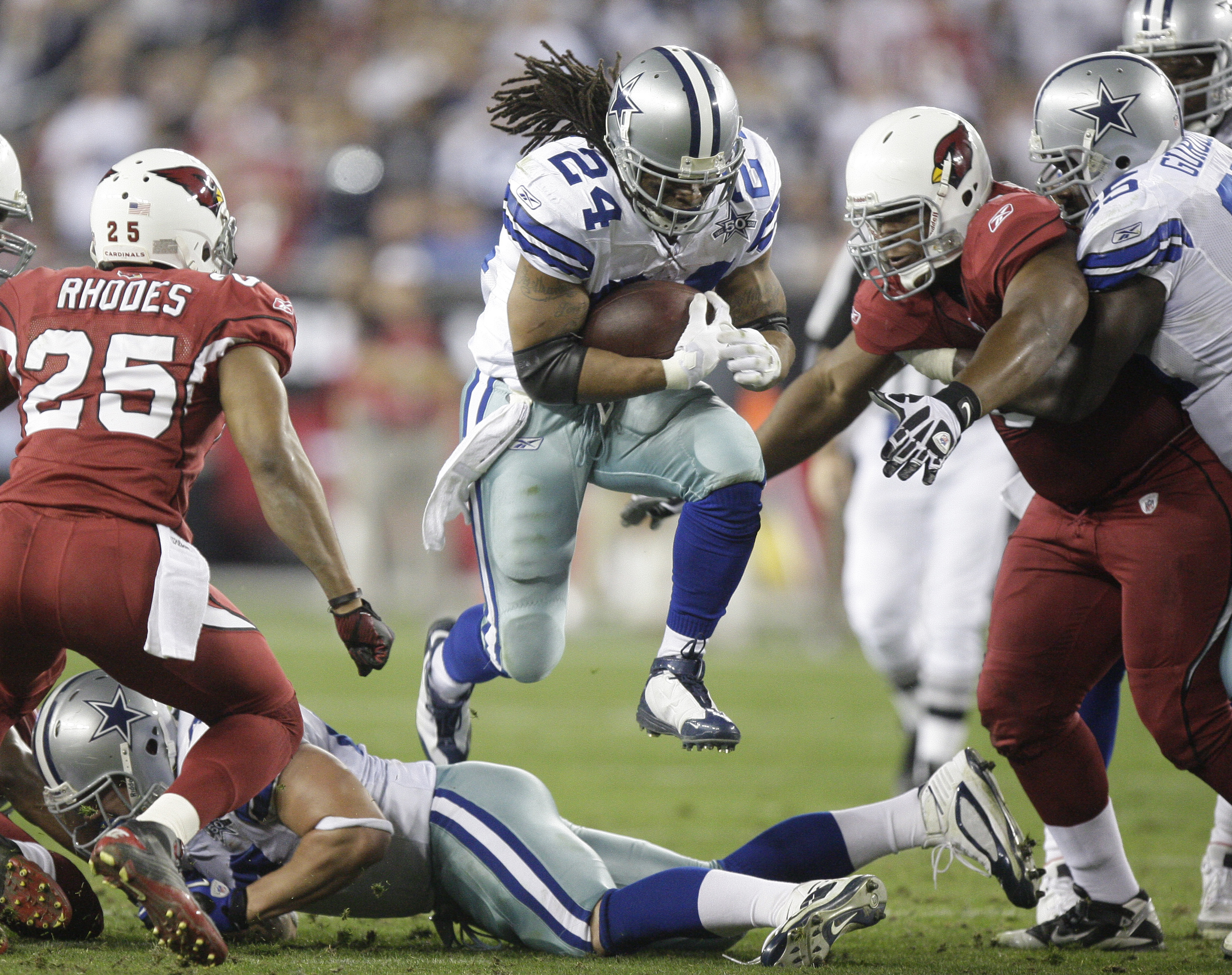 Dallas Cowboys running back Marion Barber III (24) rushes for 6