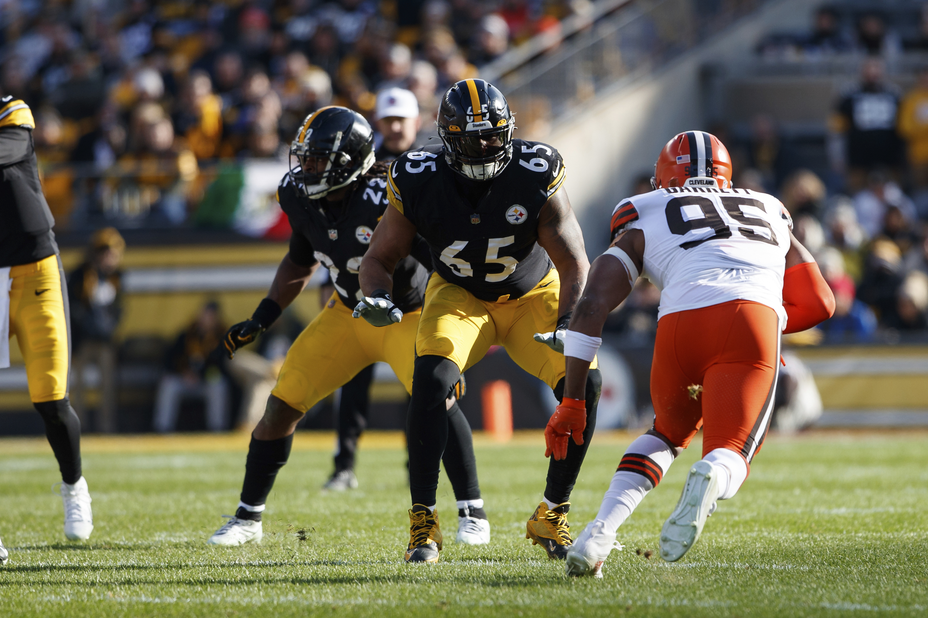 Cleveland Browns signing free agent defensive tackle Shelby Harris to  1-year deal, source tells AP