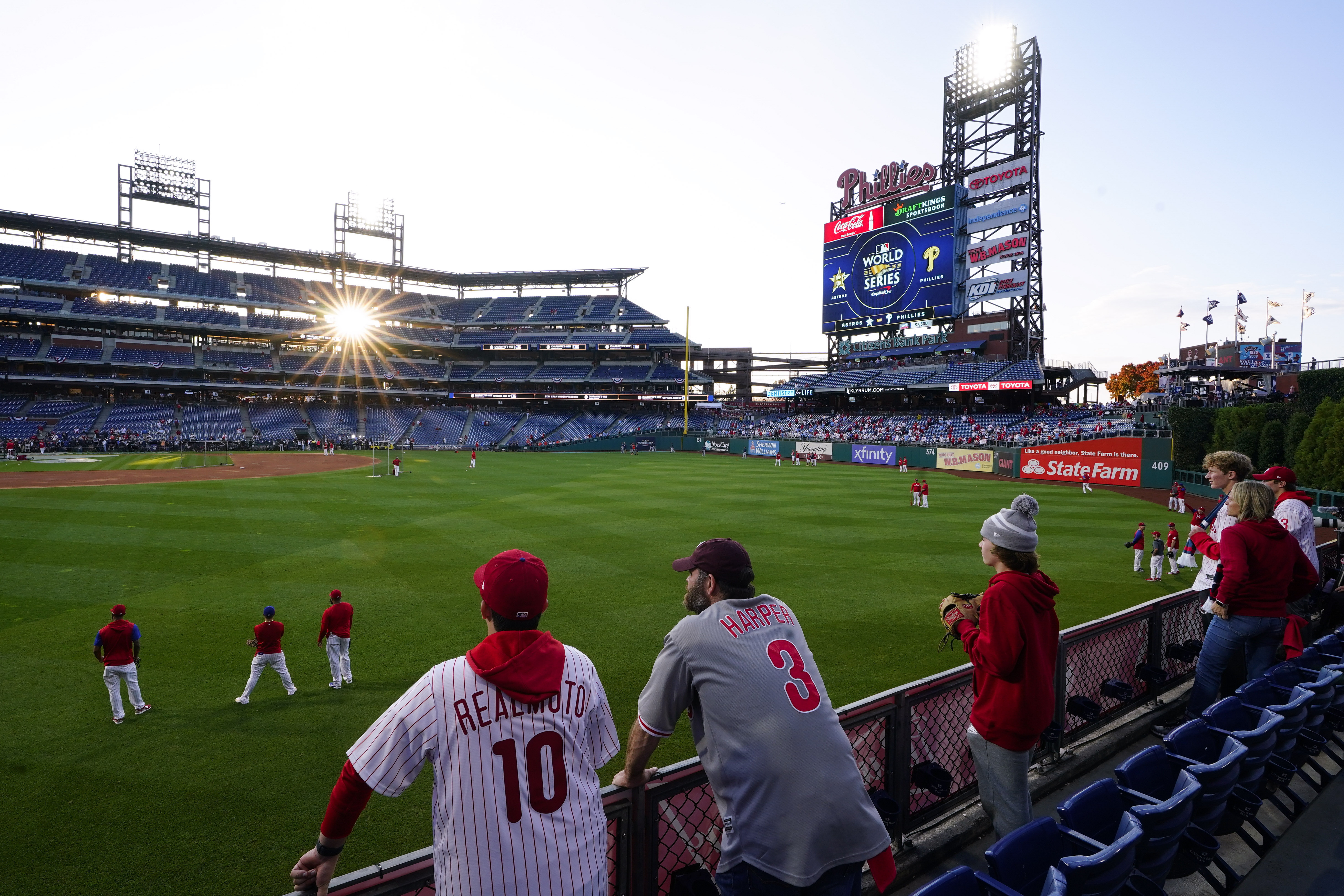 Astros' Justin Verlander makes obscene gesture to Phillies fans heading  into Citizens Bank Park