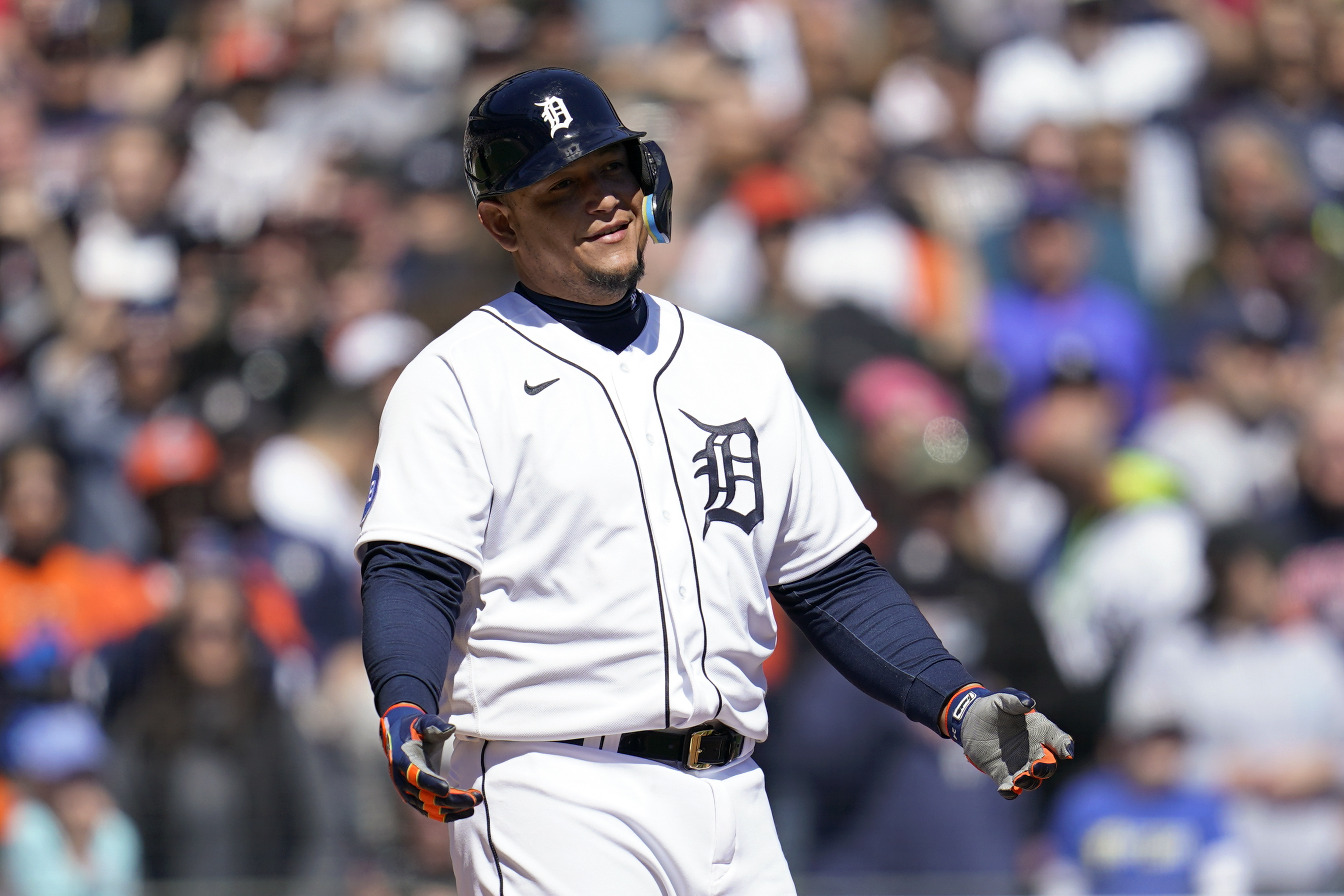 Detroit Tigers - Miguel Cabrera and family with commemorative