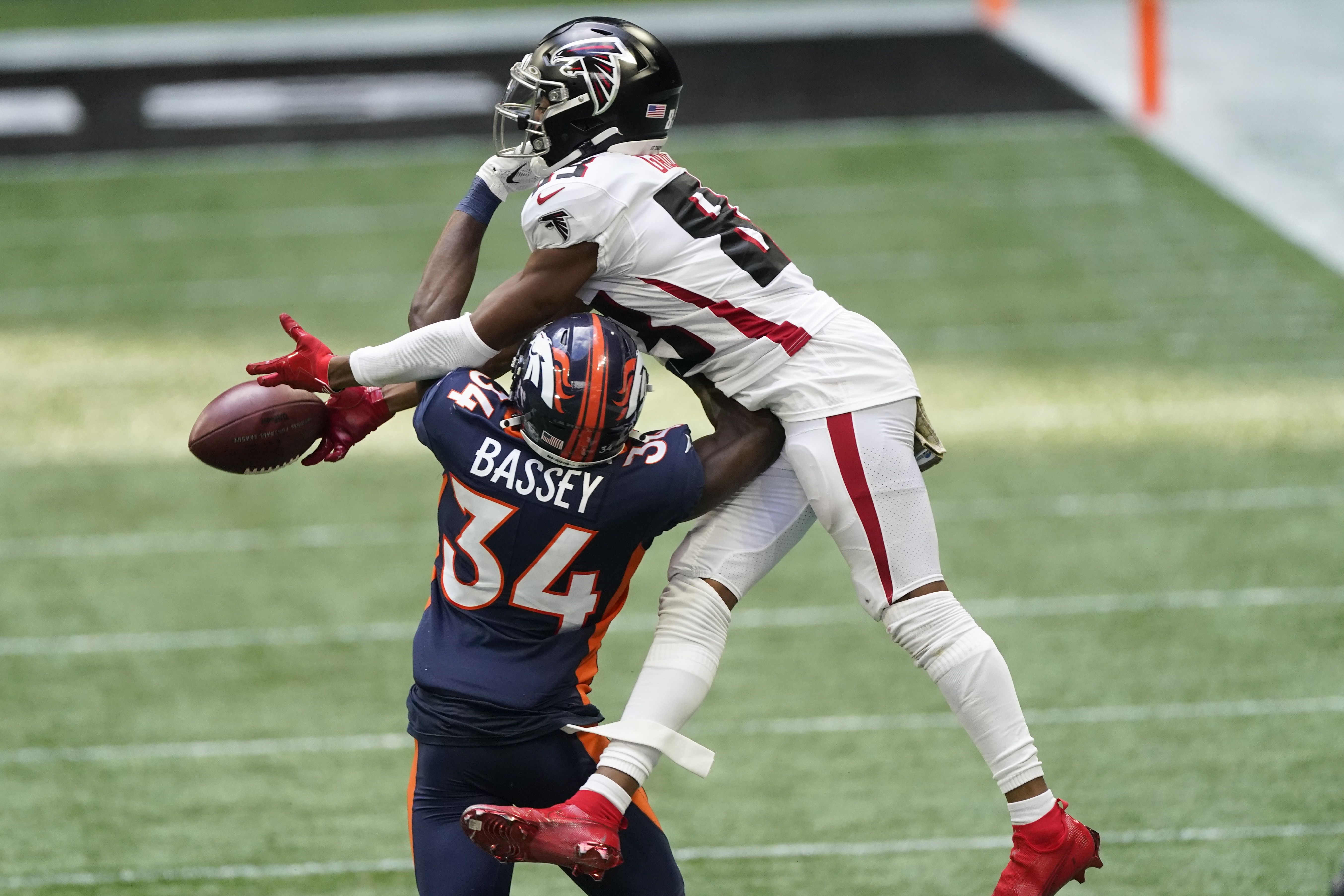 Broncos WR Tim Patrick Gives Denver Halftime Lead With Touchdown Catch