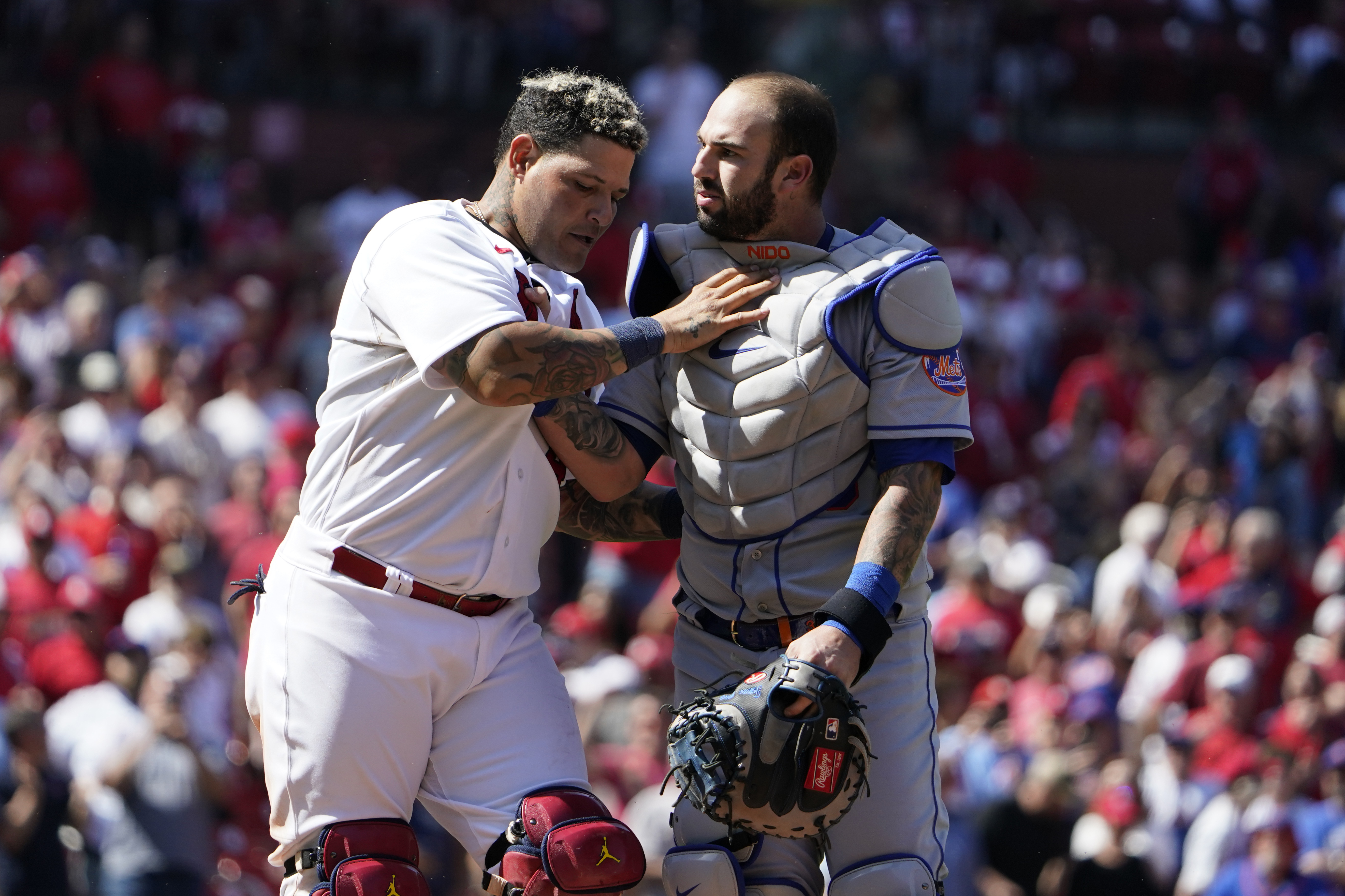 Pete Alonso tackled by coach during wild brawl at Mets-Cardinals