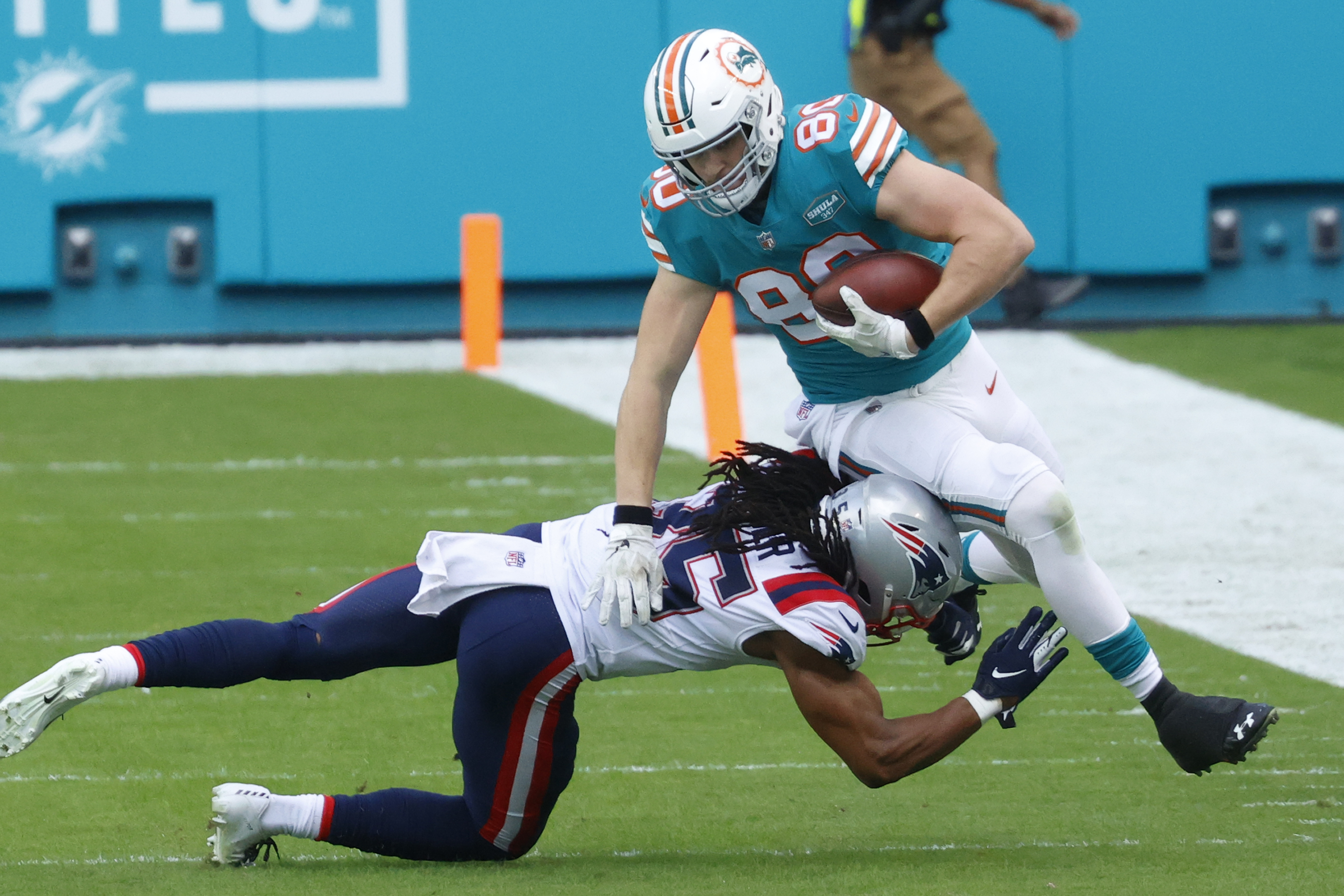 Dolphins place LT Austin Jackson, TE Adam Shaheen on COVID list