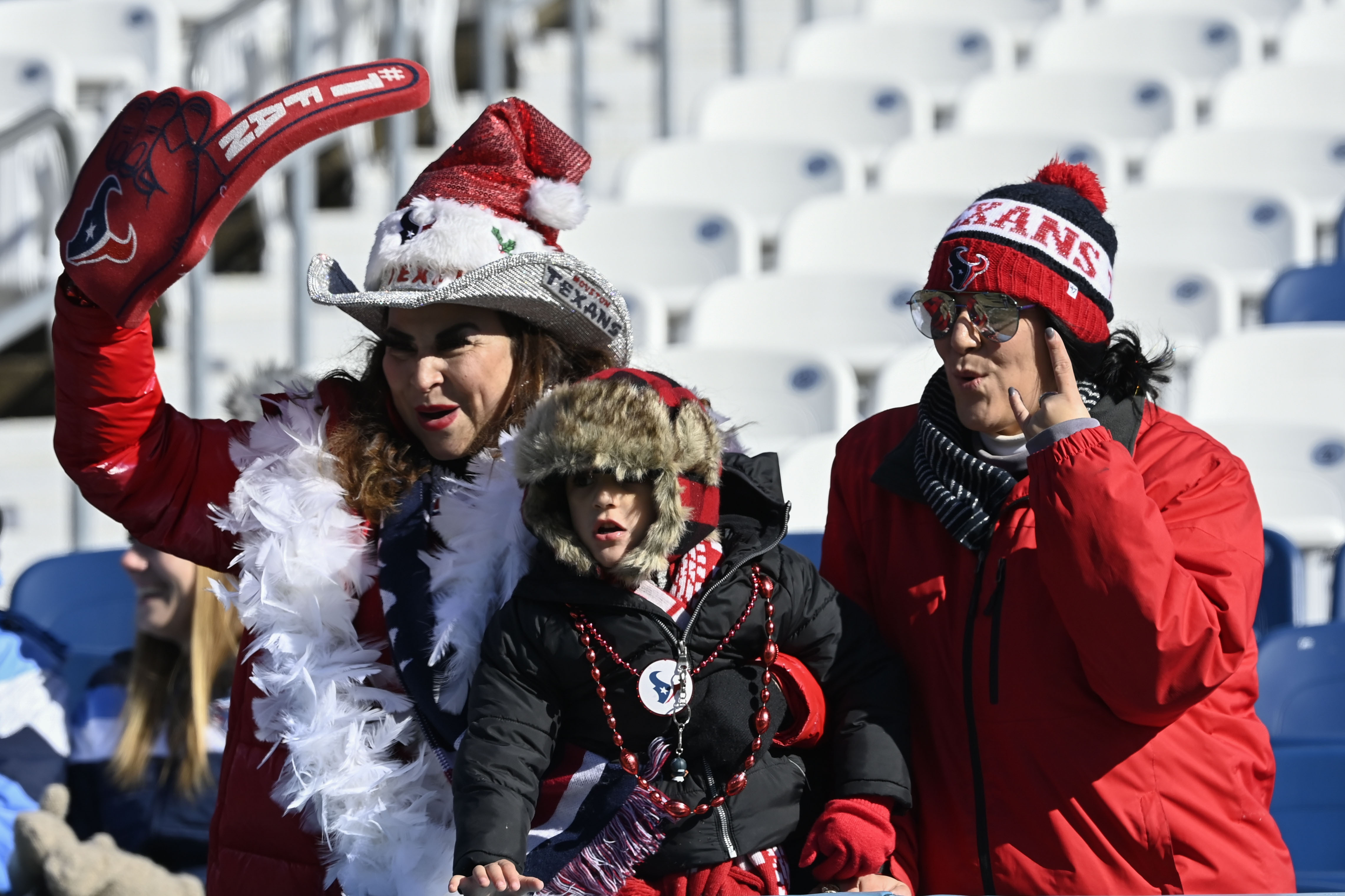 Hourlong Delay to Kickoff Forced by Cold No Issue for Texans