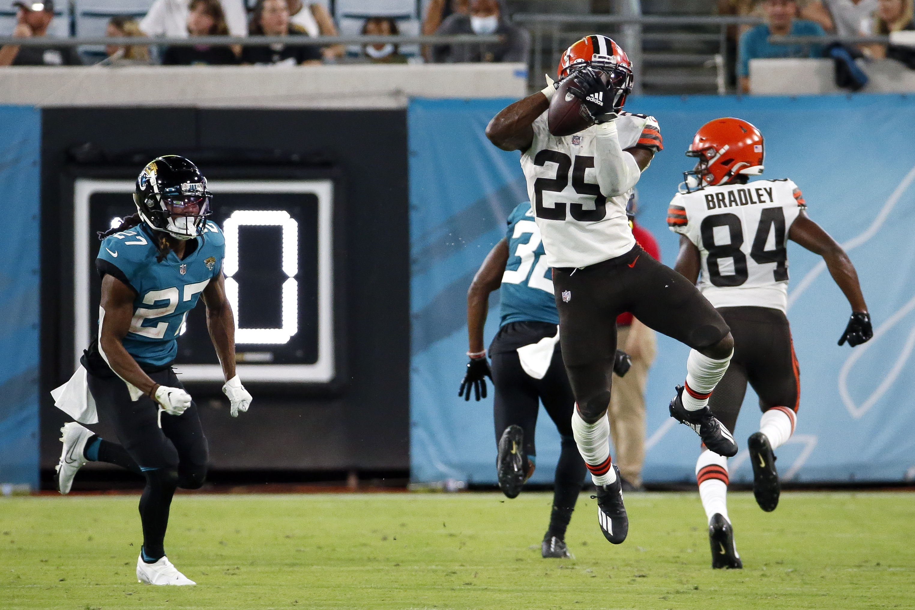 Lawrence debuts with sack, fumble, preseason loss to Browns - The San Diego  Union-Tribune