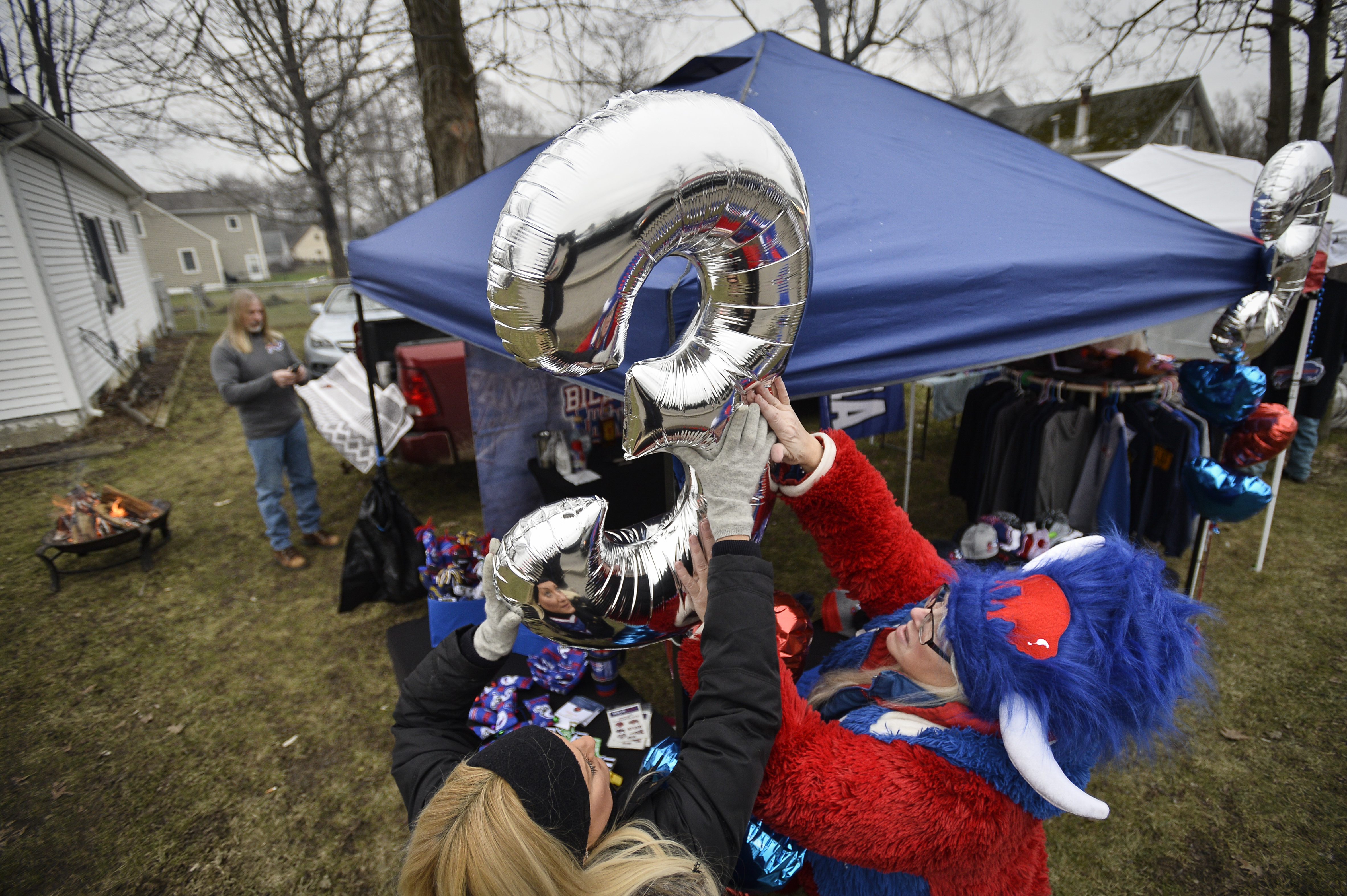 Bills fans set table on fire in wild tailgate video