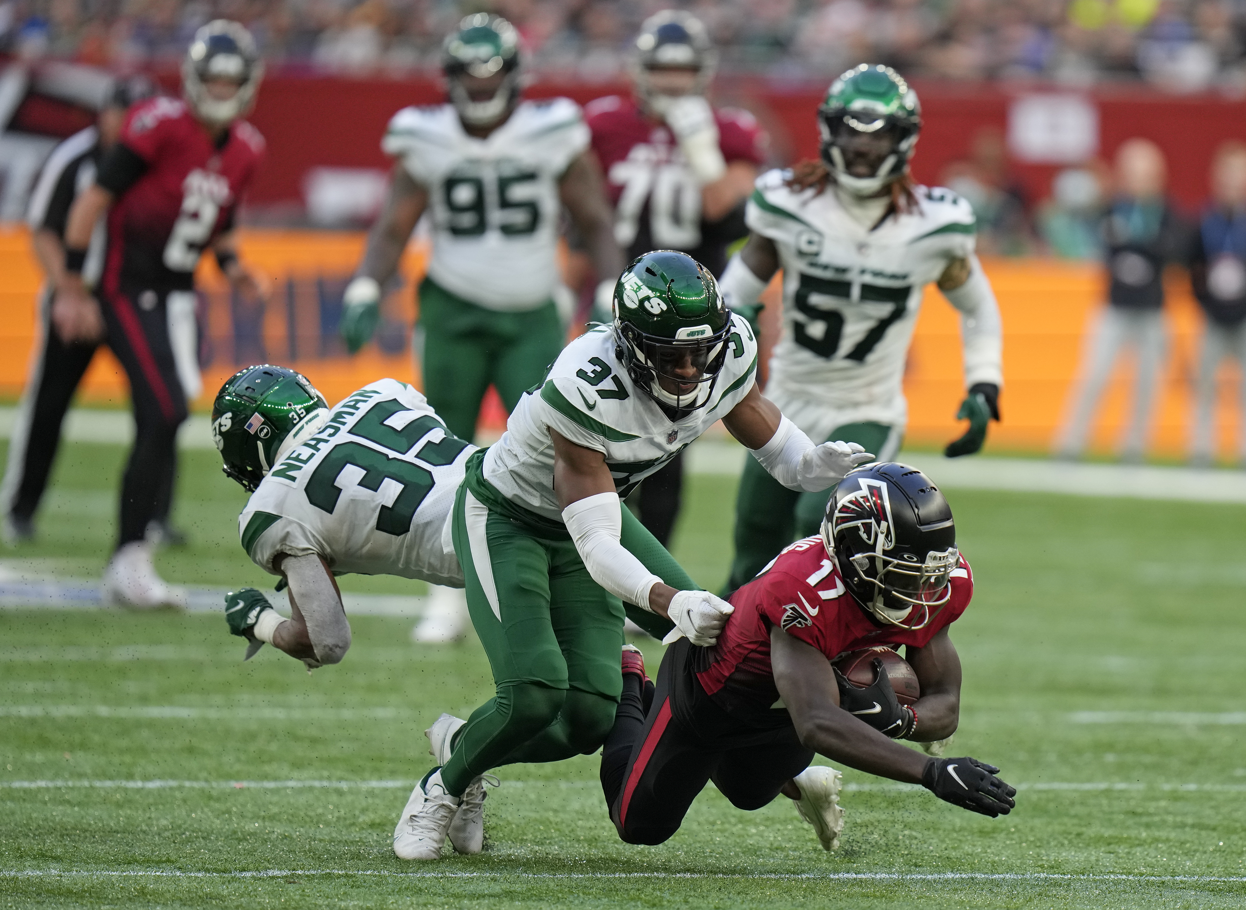 Ryan, Pitts lead Falcons past Jets in London