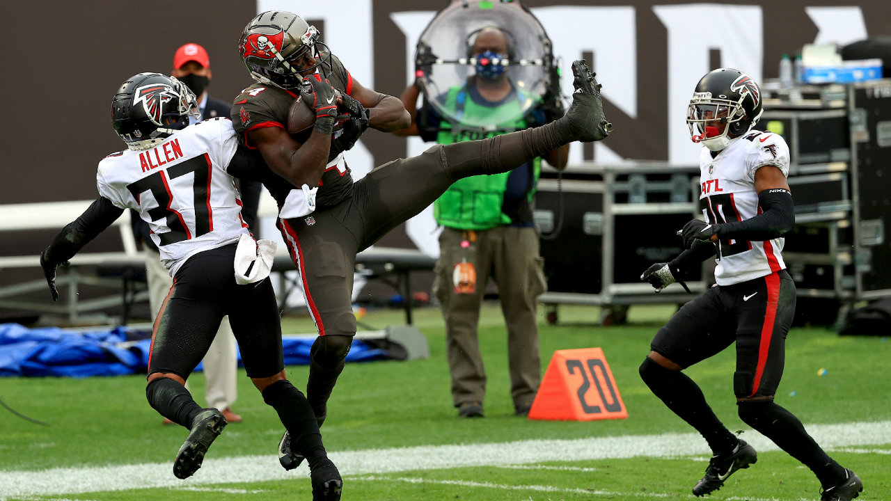 Tom Brady throws for 4 TDs, Bucs pull away from Falcons 44-27