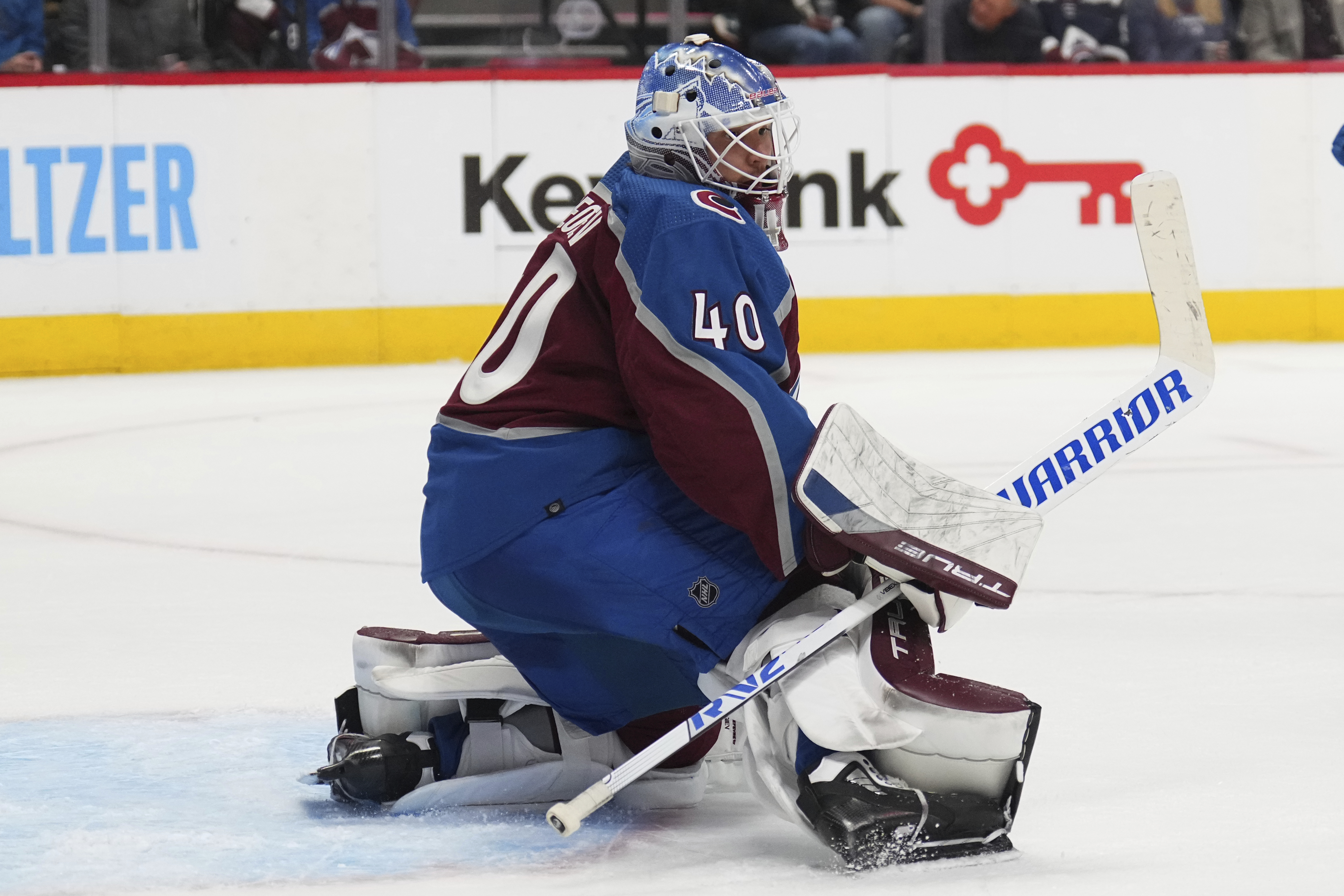 Avalanche raise Stanley Cup banner, start title defense with win