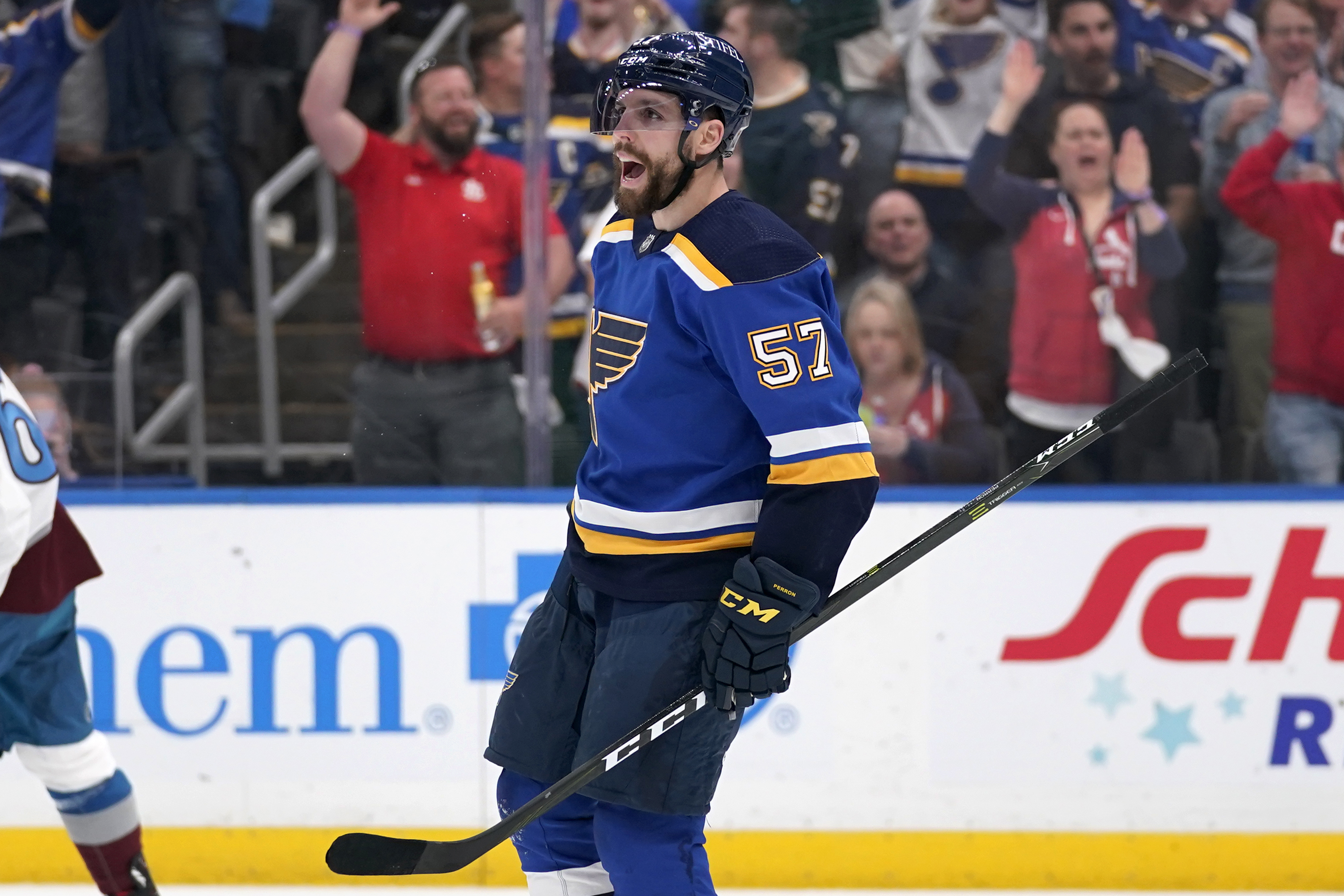 Perron signs with Red Wings after 3 Blues stints