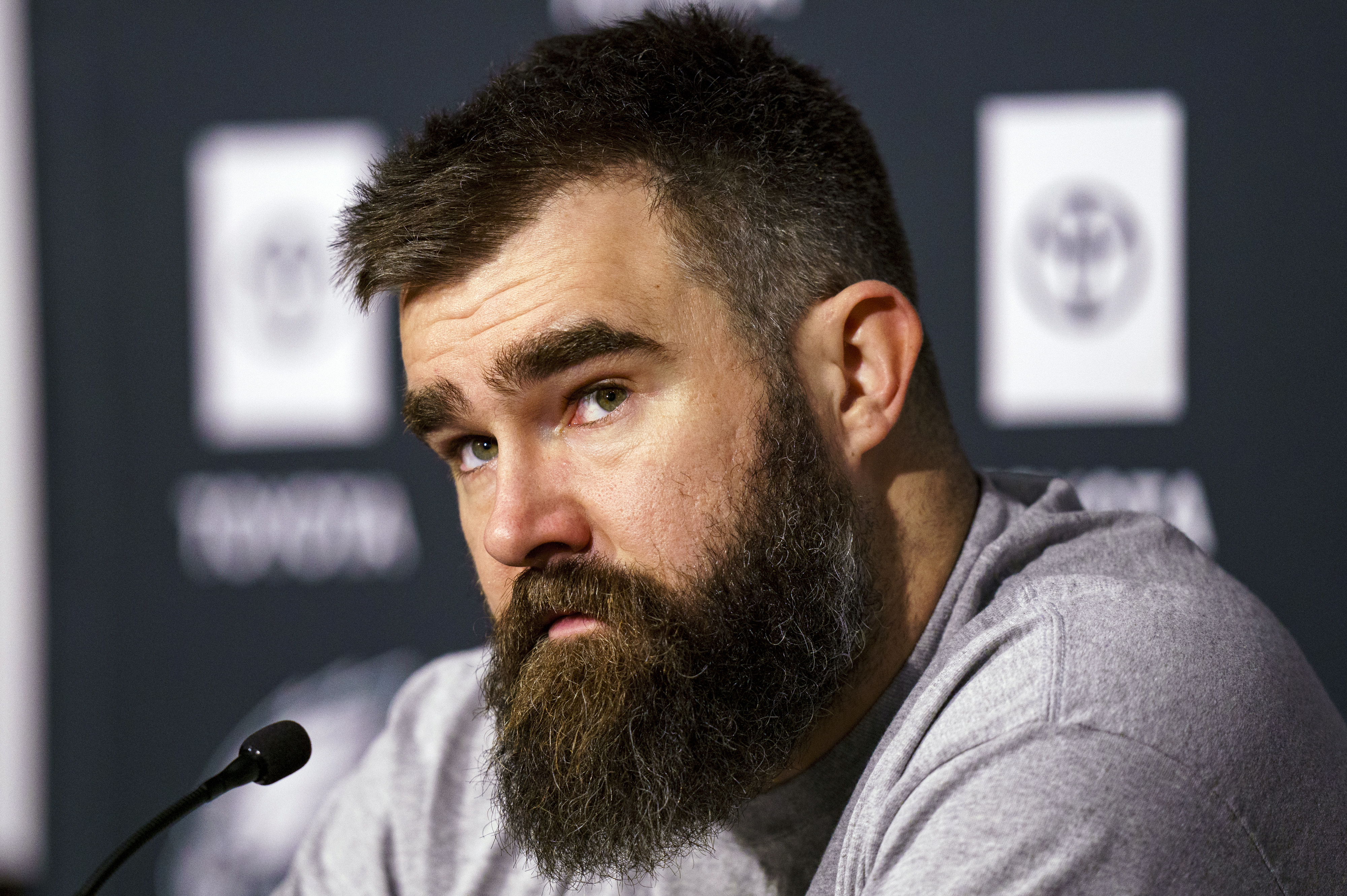 Eagles Jason Kelce sing 'perfect' national anthem at 76ers game [Video]