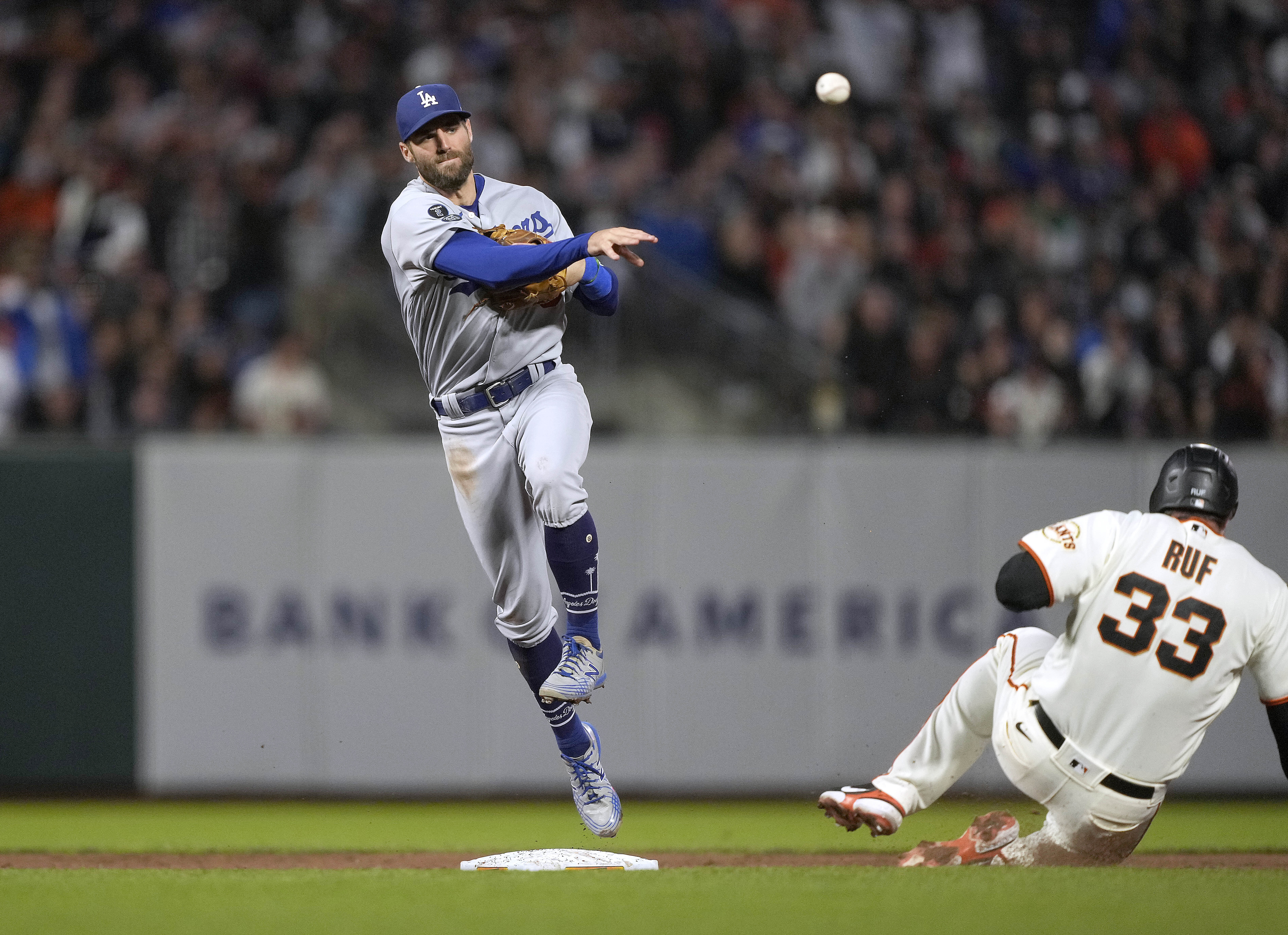 Walker Buehler, Dodgers dominate 1st-place Giants 8-0