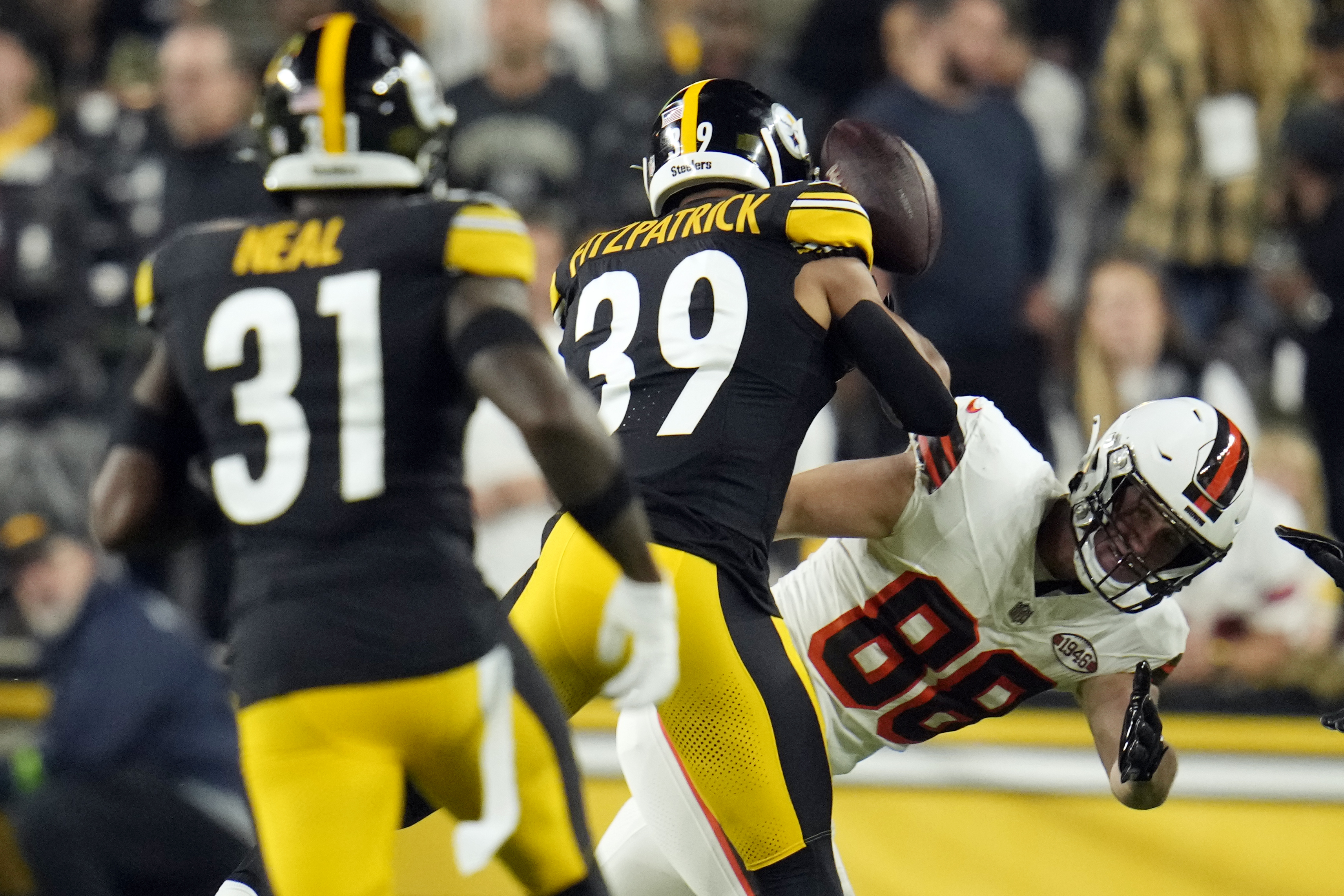 Cleveland Browns tight end Harrison Bryant (88) warms up prior to