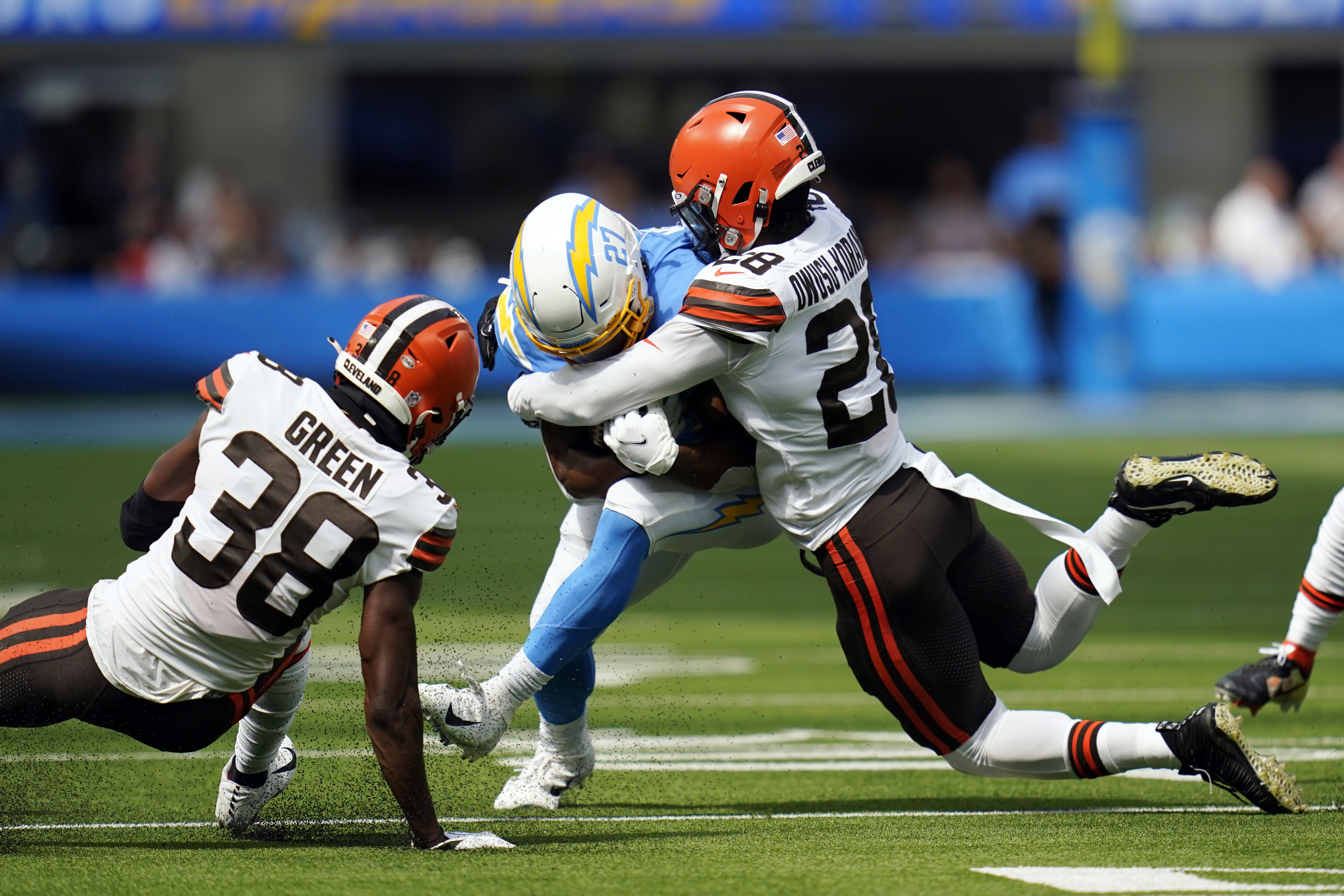 Browns' Owusu-Koramoah out of hospital, has throat bruise