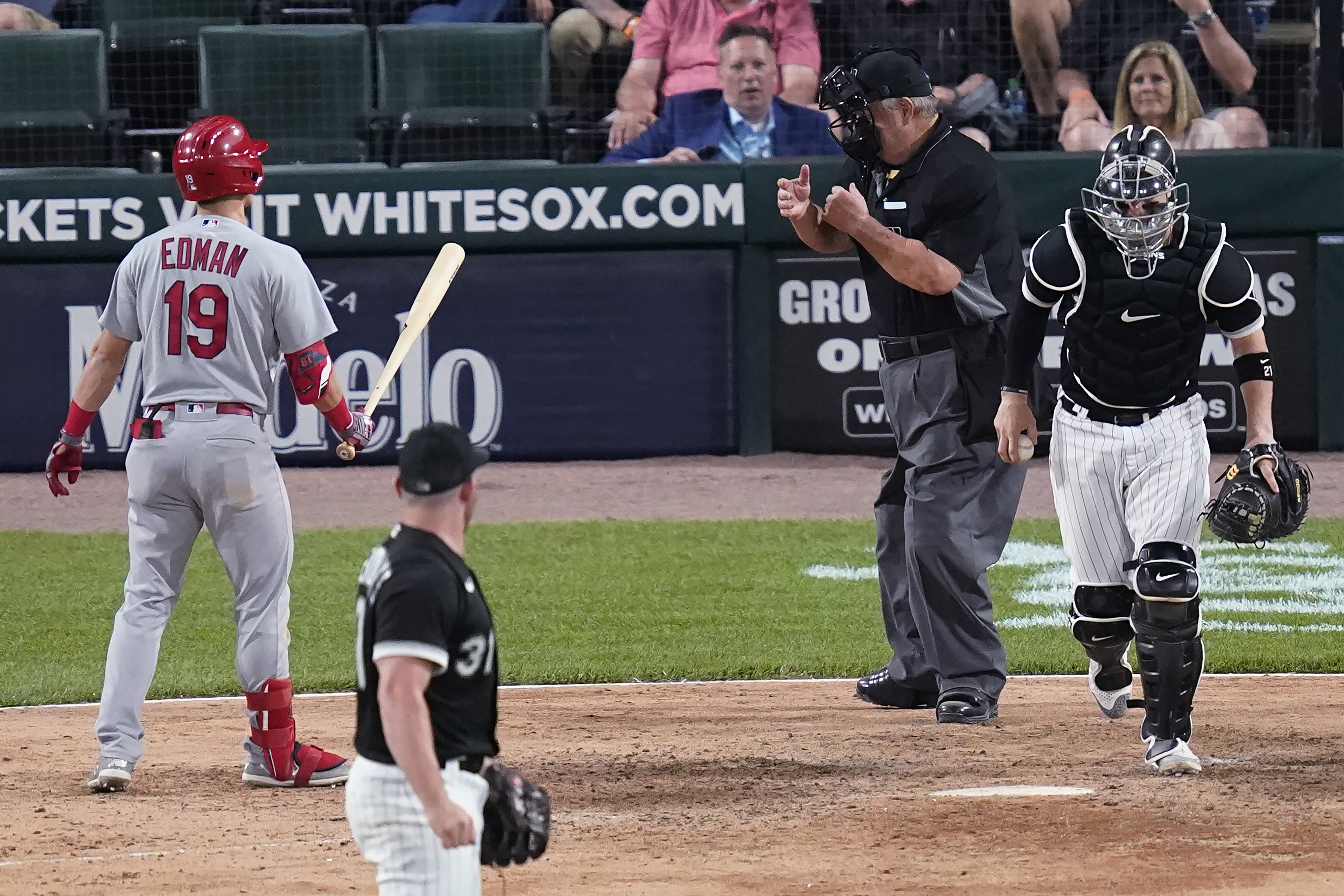 Joe West sets umpire record, is booed at Cardinals-White Sox game