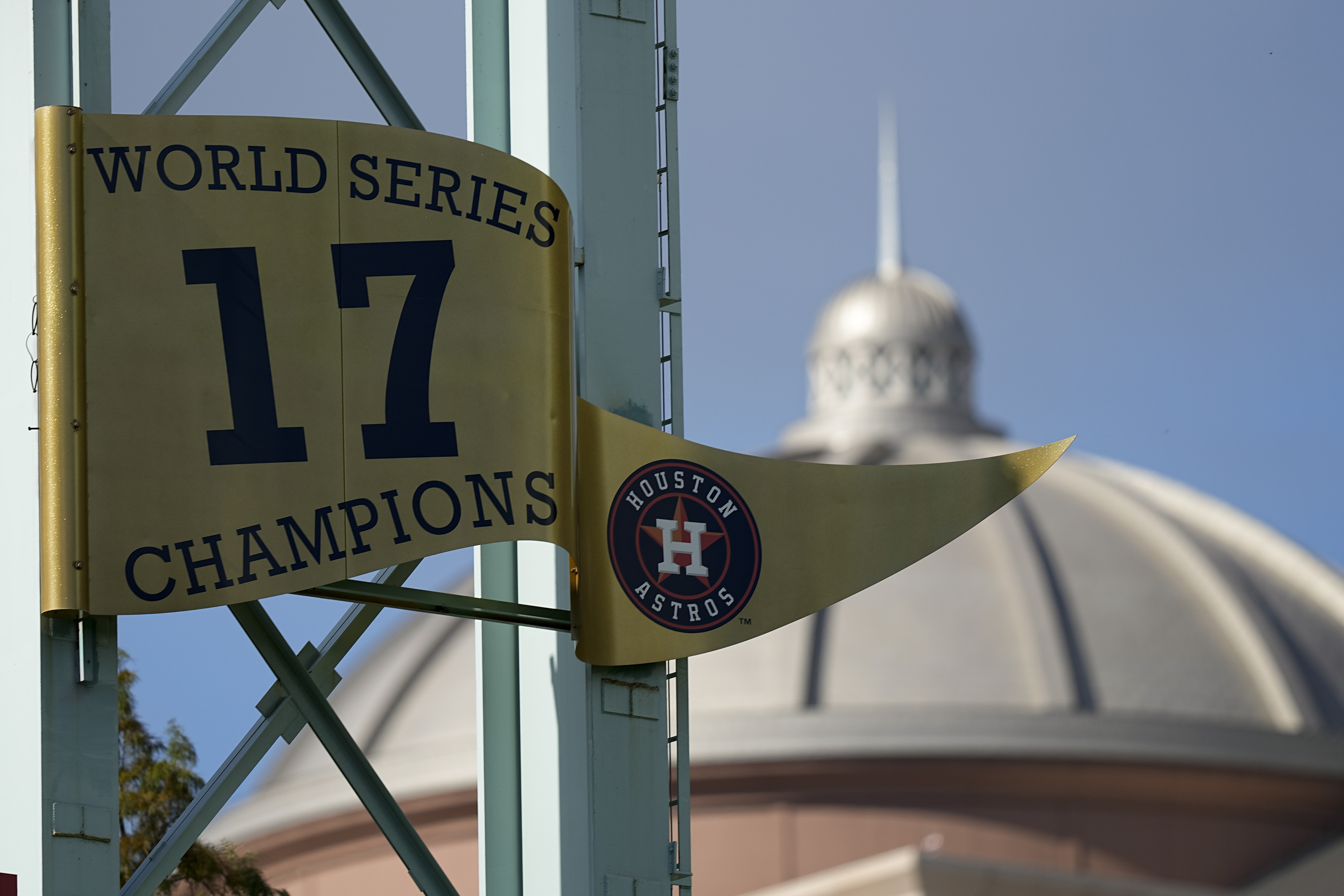 Leaf blower, brave employee save Astros' World Series banner unveiling