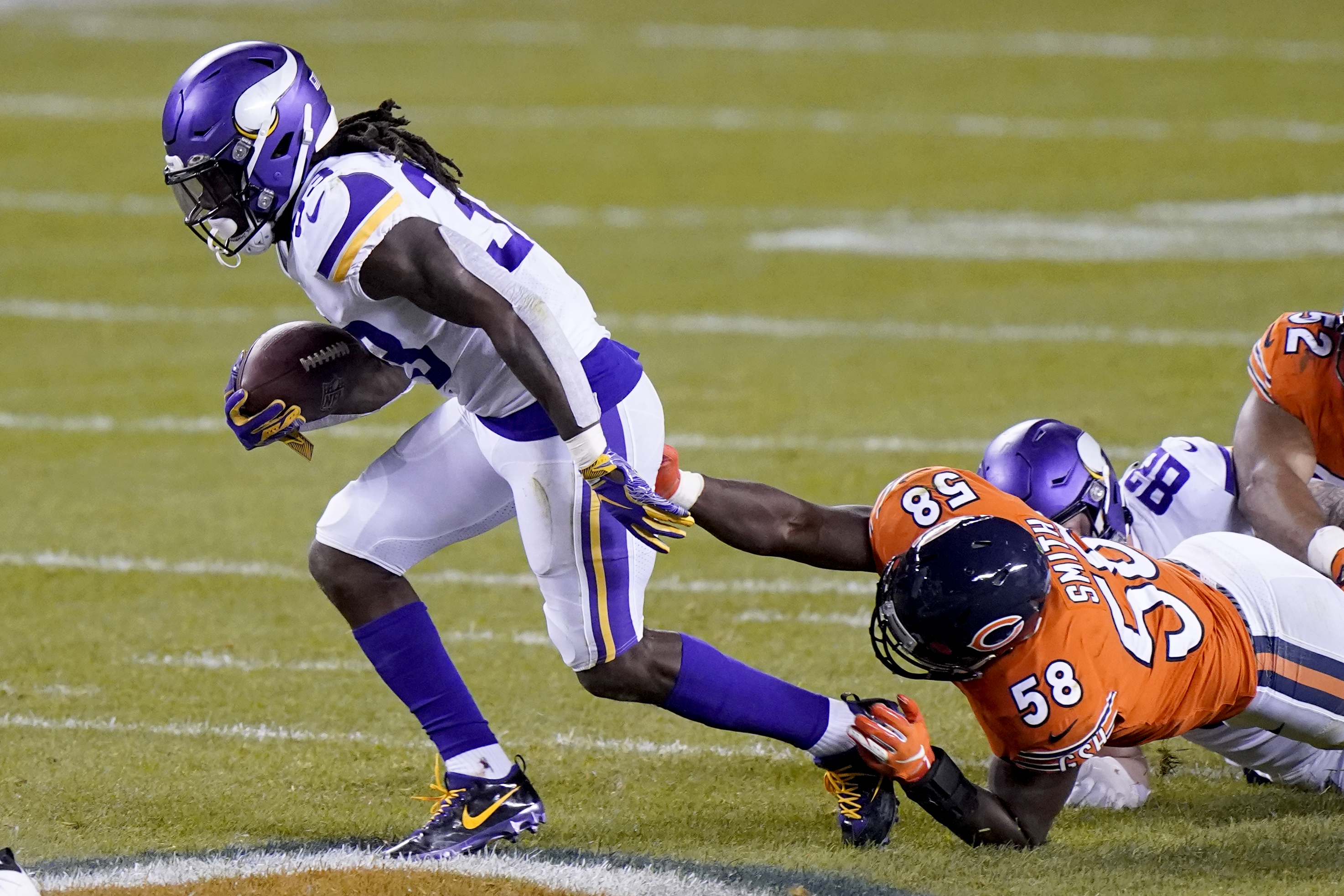 Minnesota Vikings 19-13 Chicago Bears: Nick Foles carted off