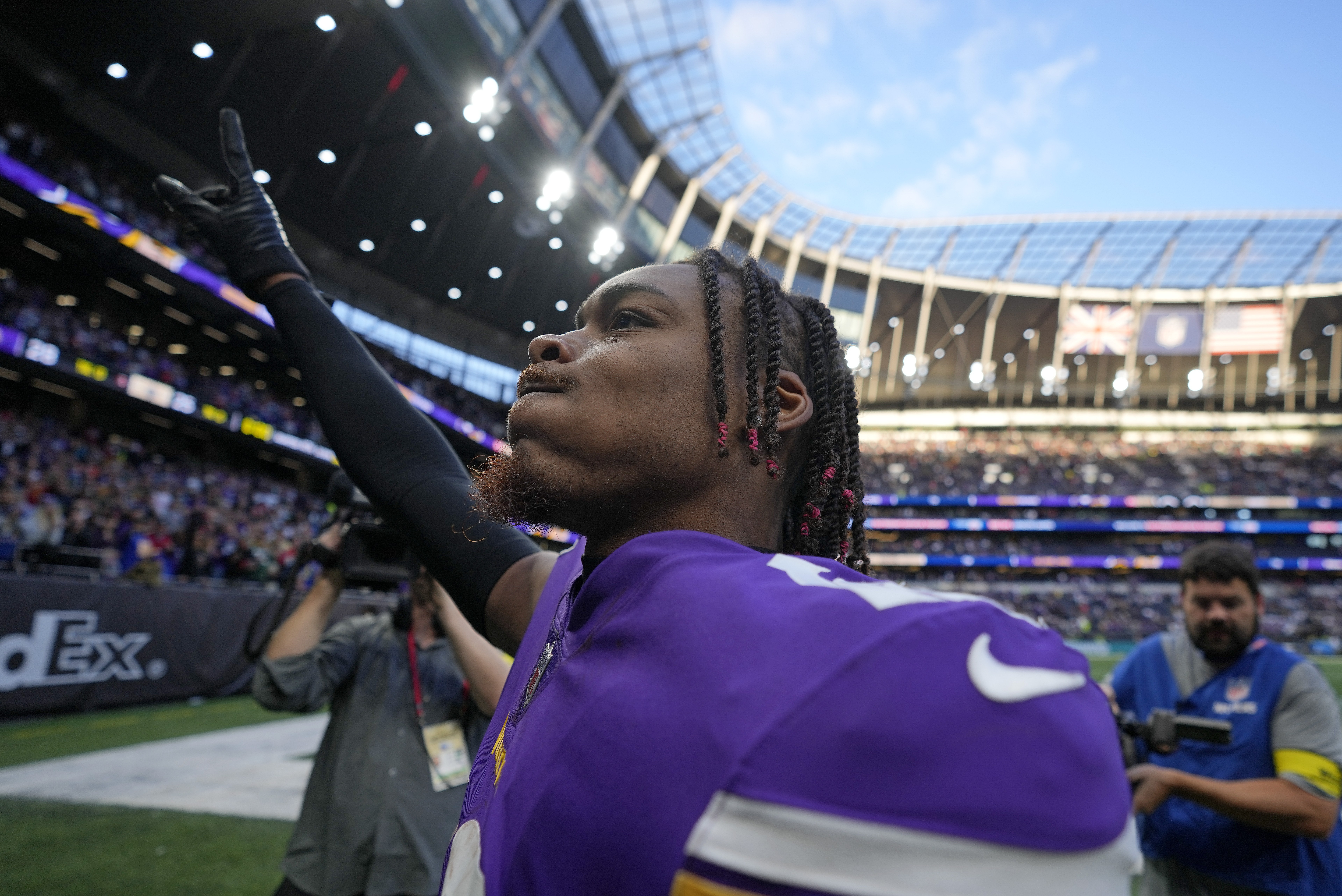 Vikings hang on for 28-25 win over Saints in London