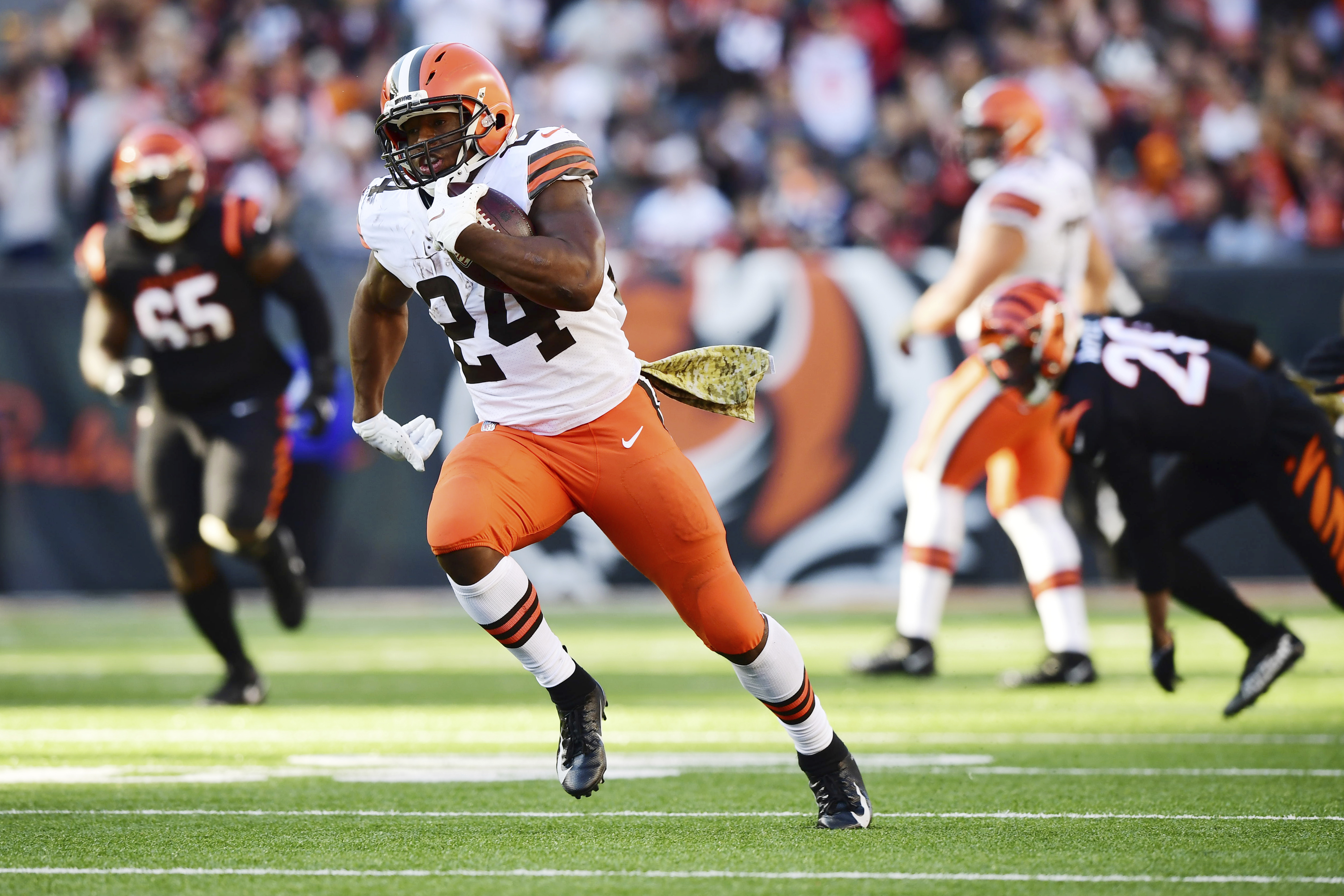 Browns star RB Chubb back from COVID list, cleared to play