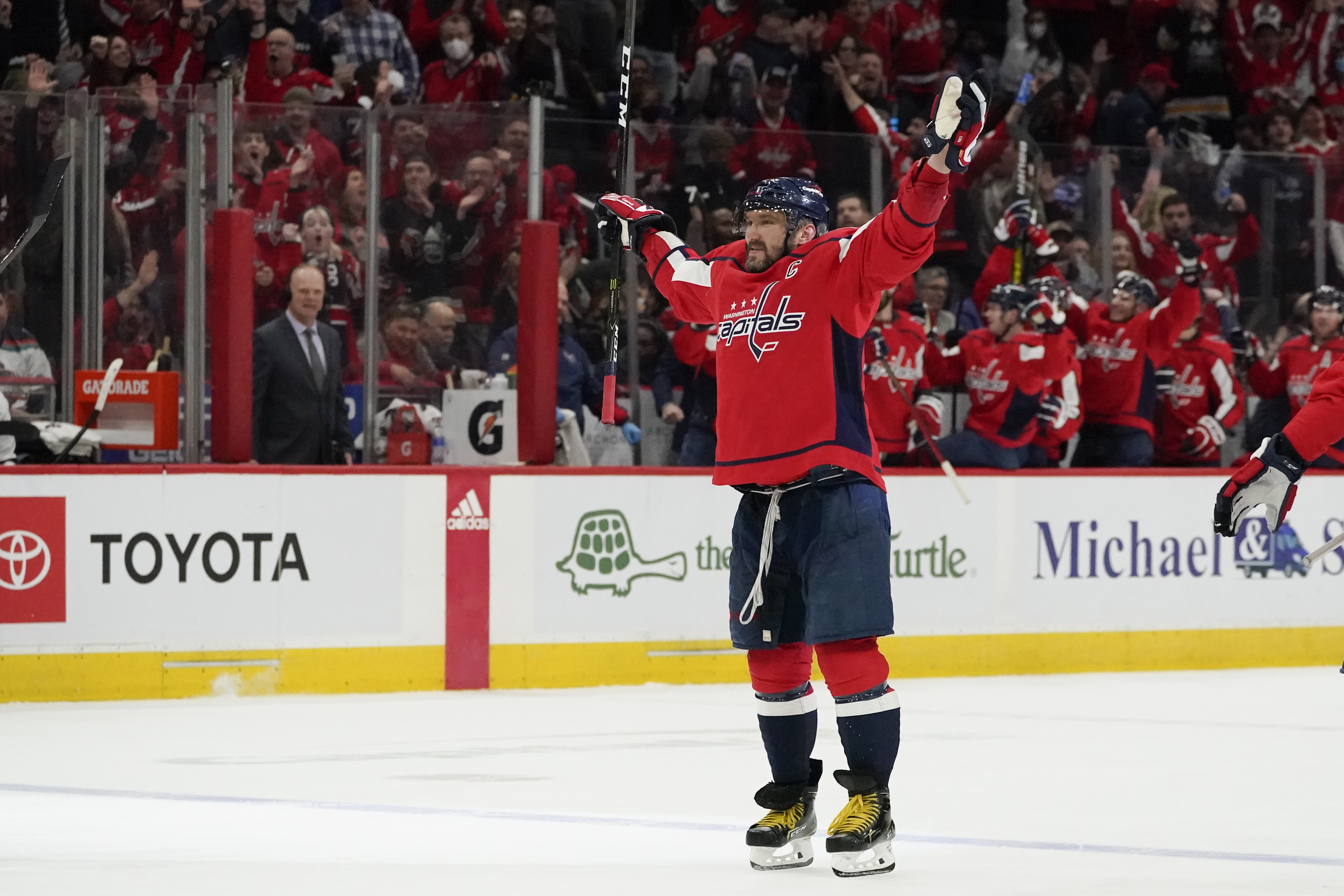 Back-to-back!' Banner night for Ovechkin, Cup champ Caps