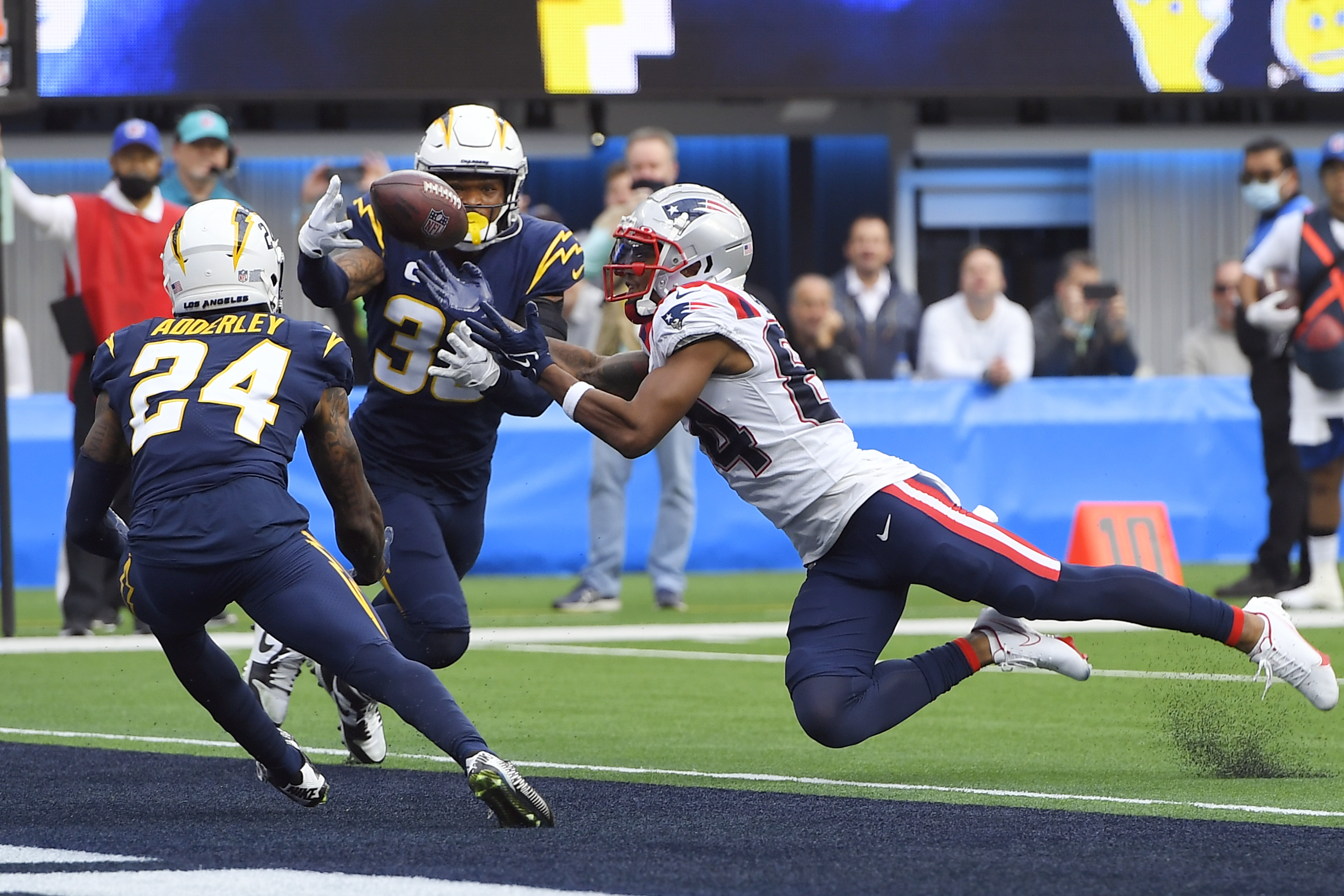 Phillips pick-six propels Patriots past Chargers 27-24