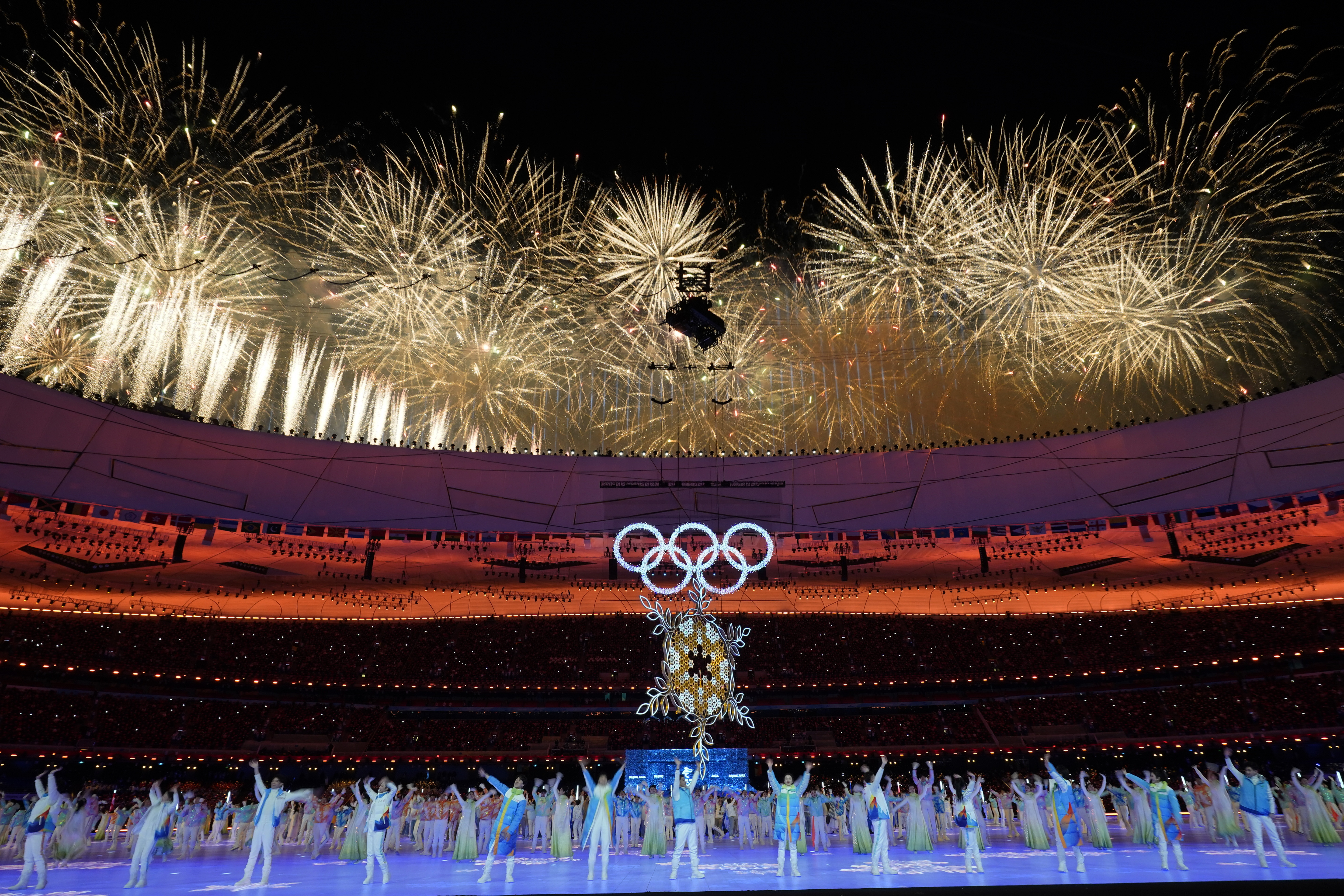 Прощание олимпиады. Пекин 2022. Олимпийские игры в Пекине 2008 года стадион. Стадион Птичье гнездо в Пекине Олимпийские игры 2022. Олимпийский огонь в Пекине 2022.