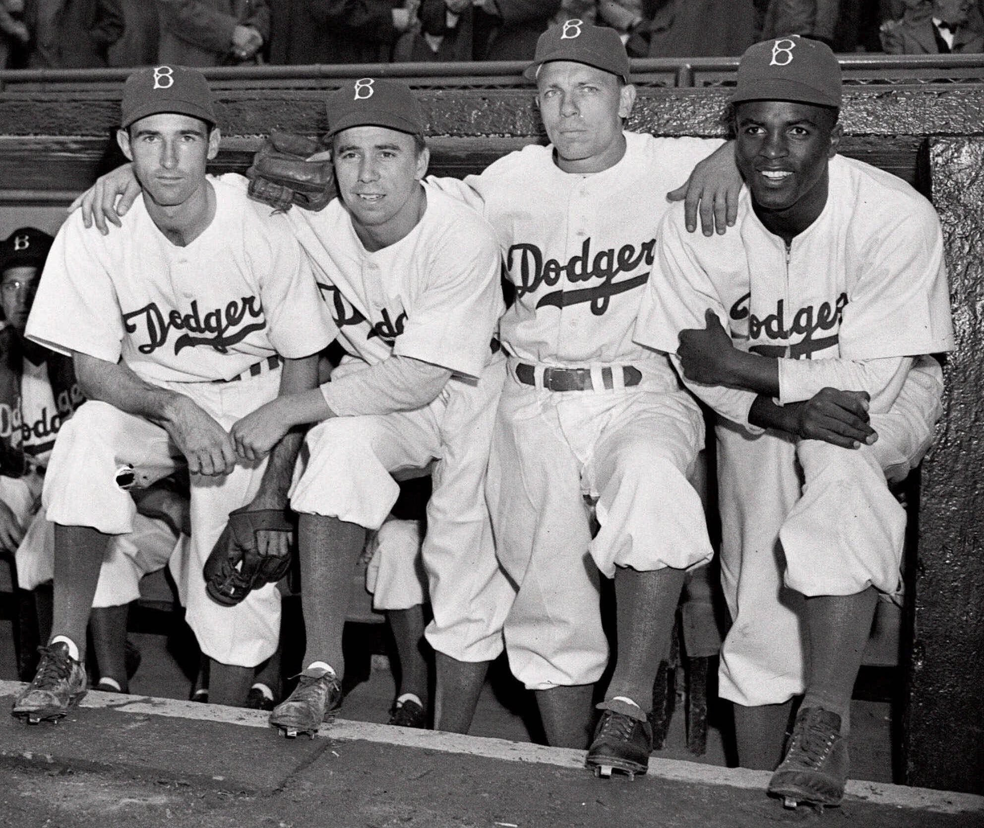 Dodgers gather at Jackie Robinson statue to pay respects