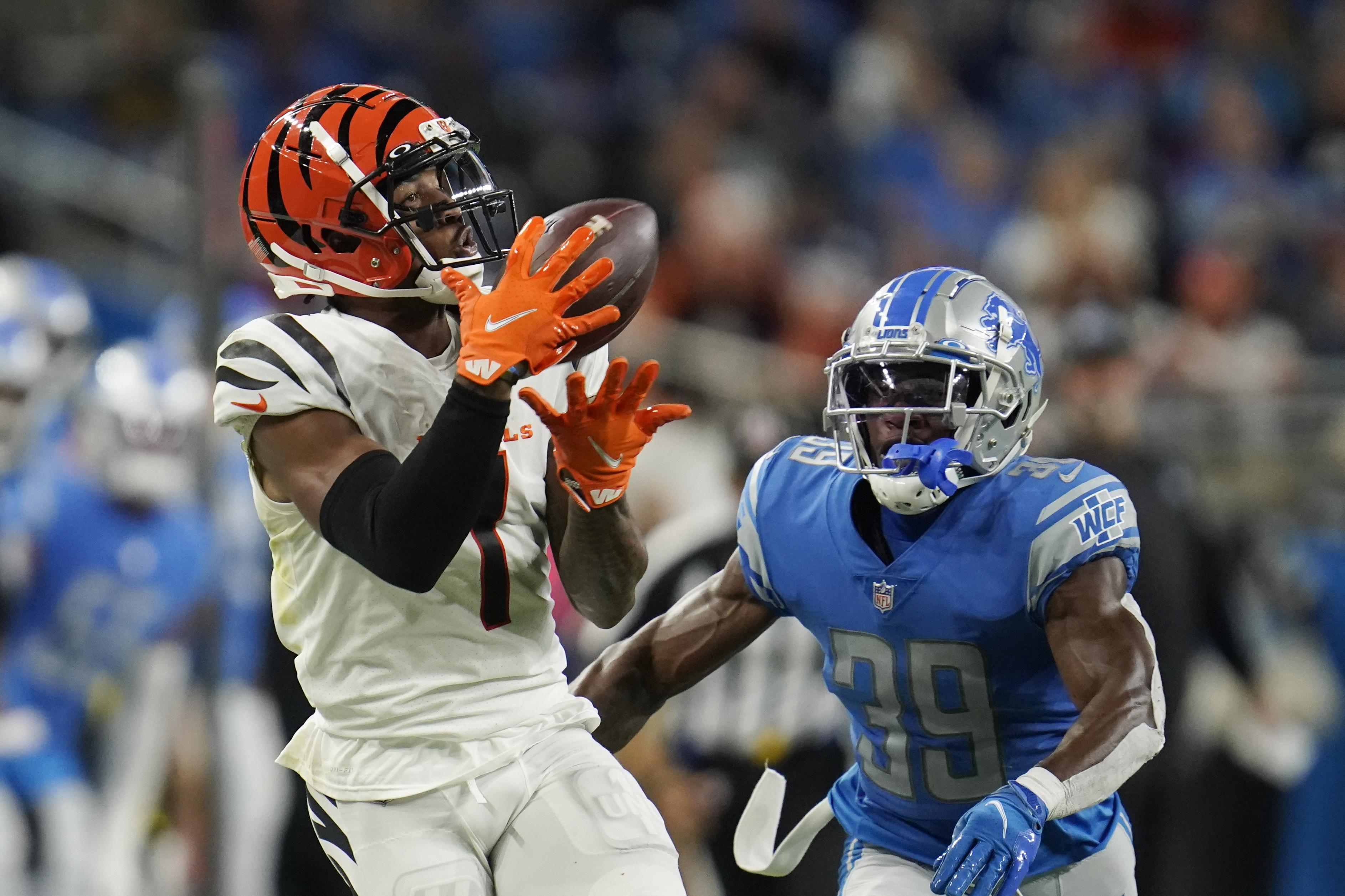 Joe Burrow throws 3 TDs as Bengals rout winless Lions 34-11