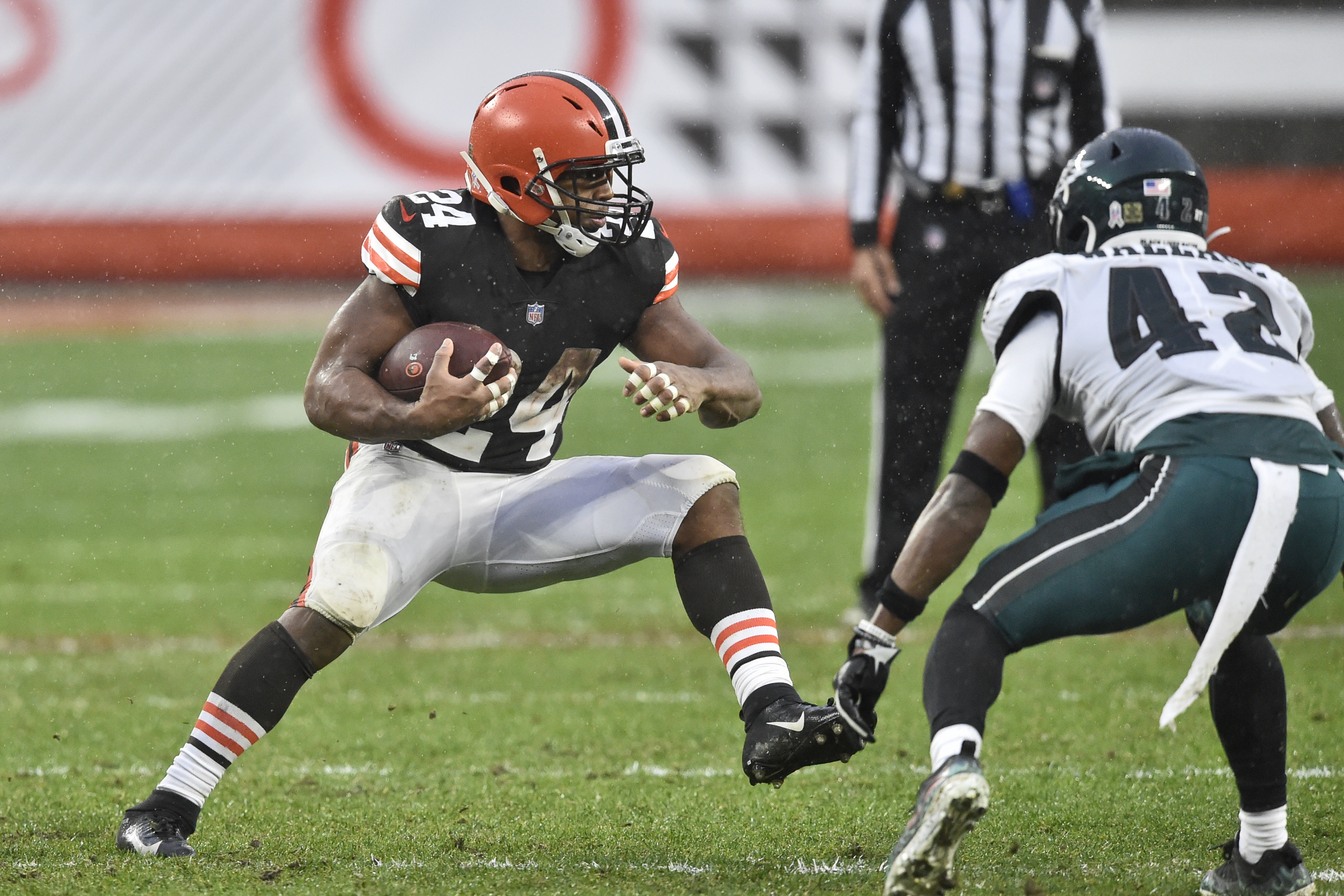 Browns step up without Garrett, down Eagles in steady rain